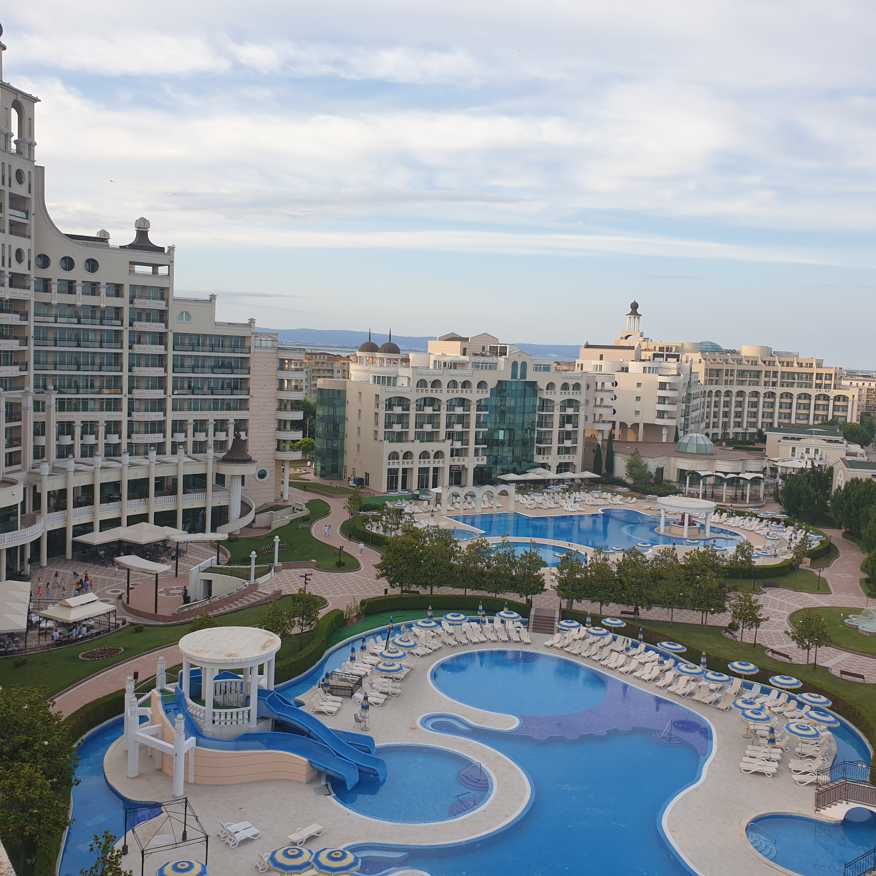 System.Collections.Generic.List`1[BluePillow.Application.SearchEngine.Dto.PhotoDto]?.ElementAt(2)?.Caption