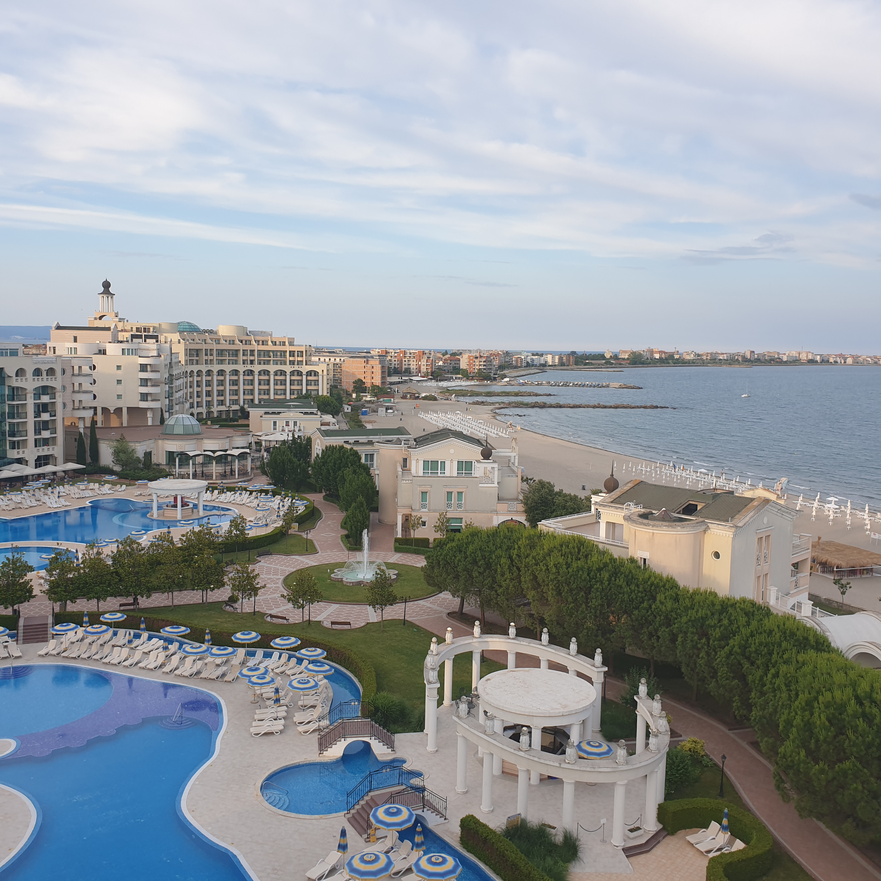 System.Collections.Generic.List`1[BluePillow.Application.SearchEngine.Dto.PhotoDto]?.ElementAt(1)?.Caption