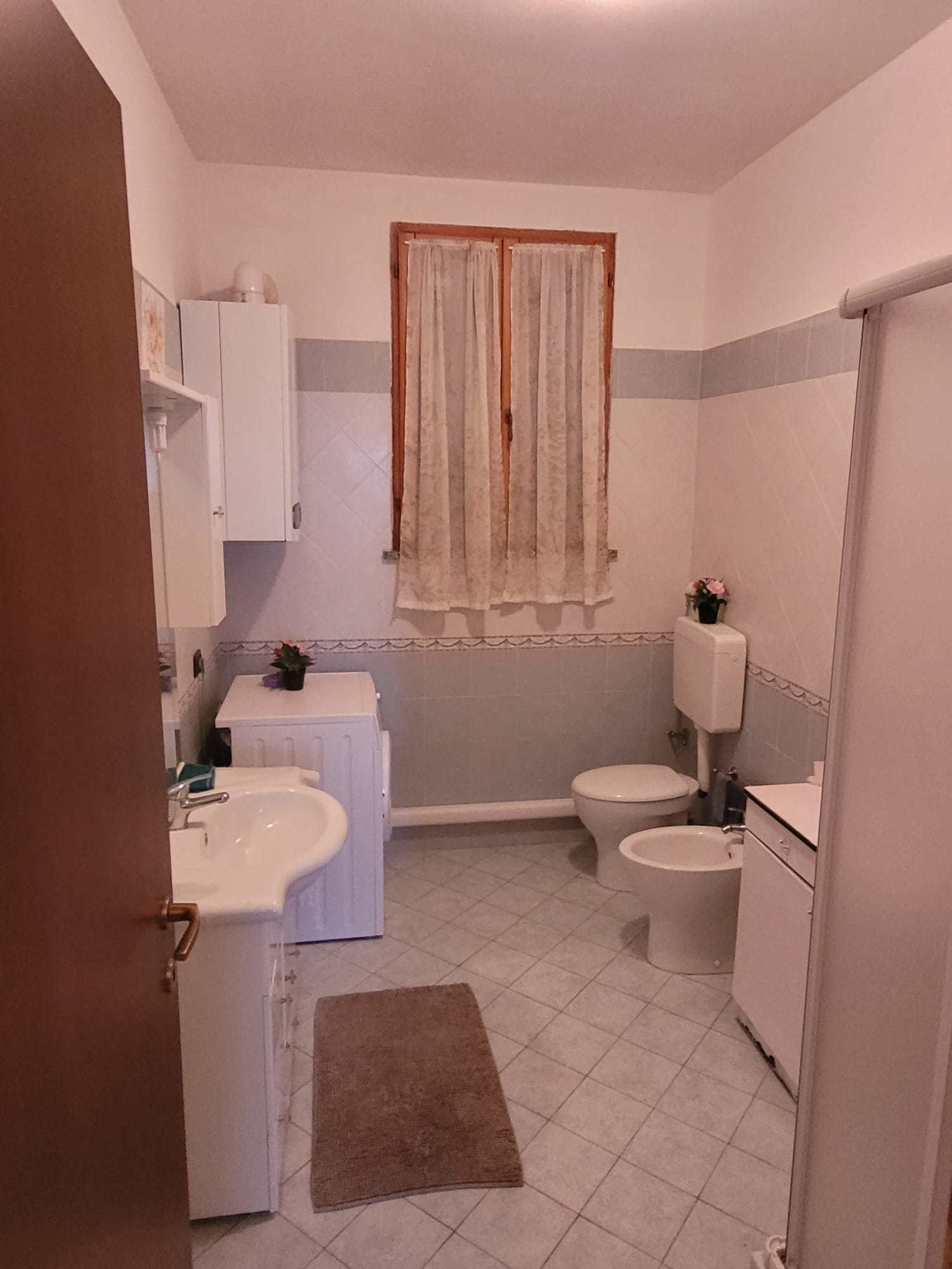 System.Collections.Generic.List`1[BluePillow.Application.SearchEngine.Dto.PhotoDto]?.ElementAt(3)?.Caption