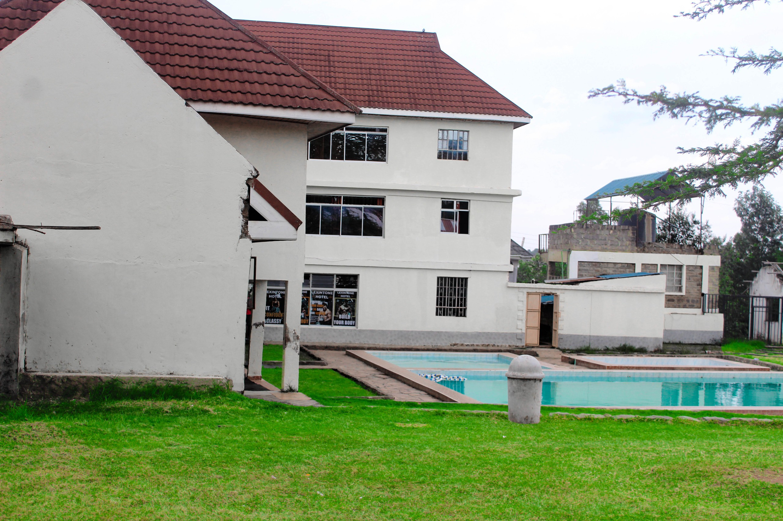 System.Collections.Generic.List`1[BluePillow.Application.SearchEngine.Dto.PhotoDto]?.ElementAt(1)?.Caption