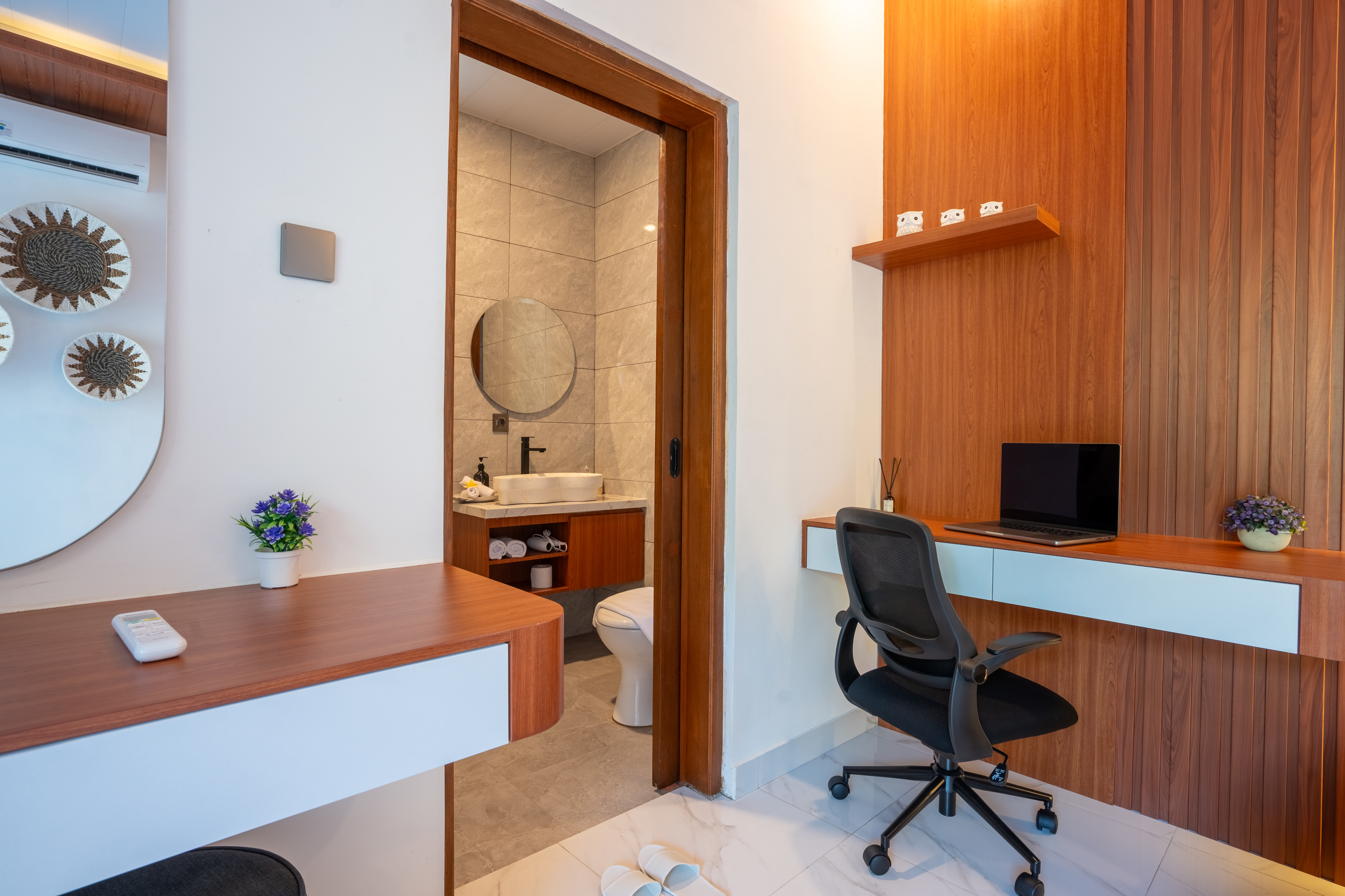 System.Collections.Generic.List`1[BluePillow.Application.SearchEngine.Dto.PhotoDto]?.ElementAt(3)?.Caption