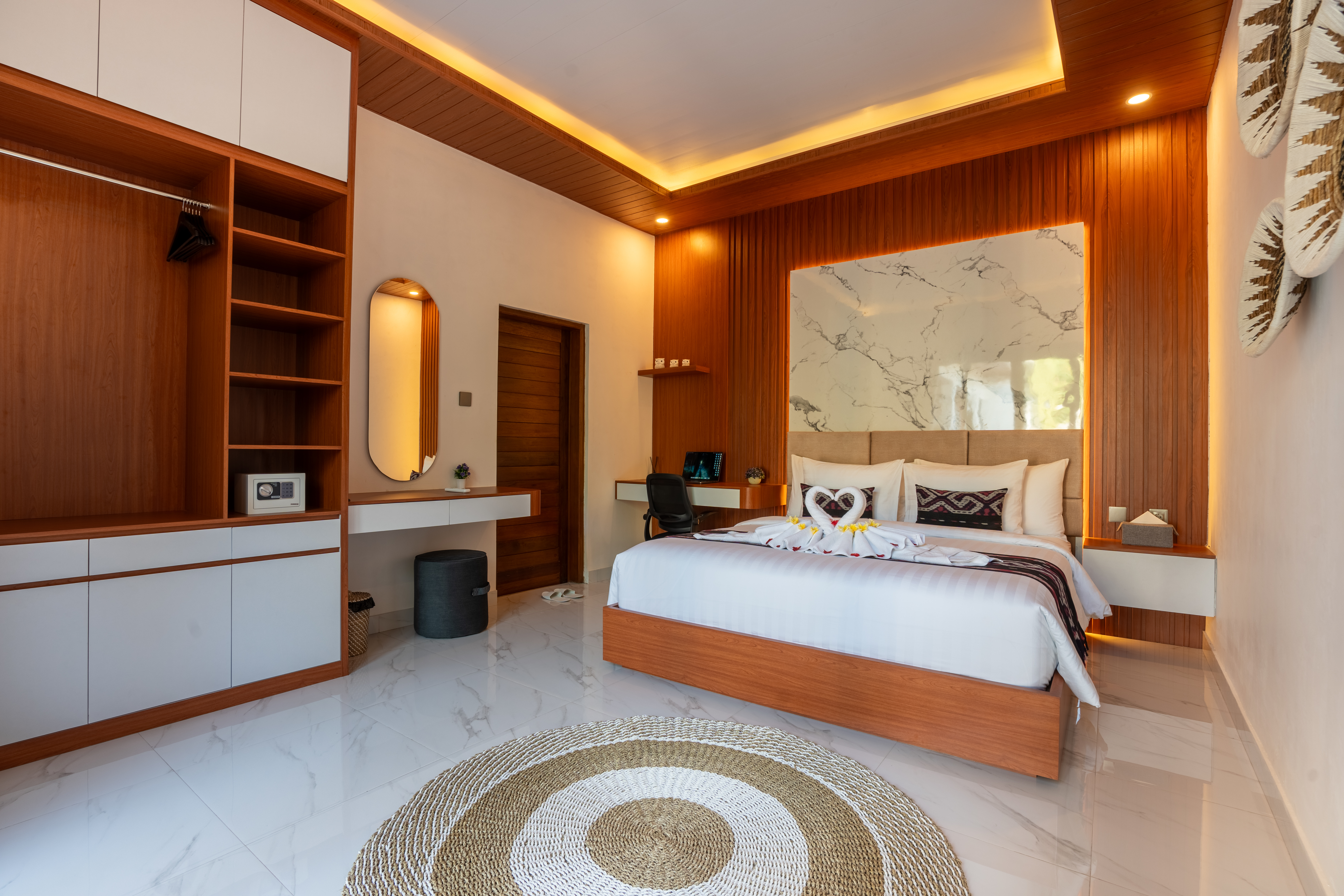 System.Collections.Generic.List`1[BluePillow.Application.SearchEngine.Dto.PhotoDto]?.ElementAt(2)?.Caption