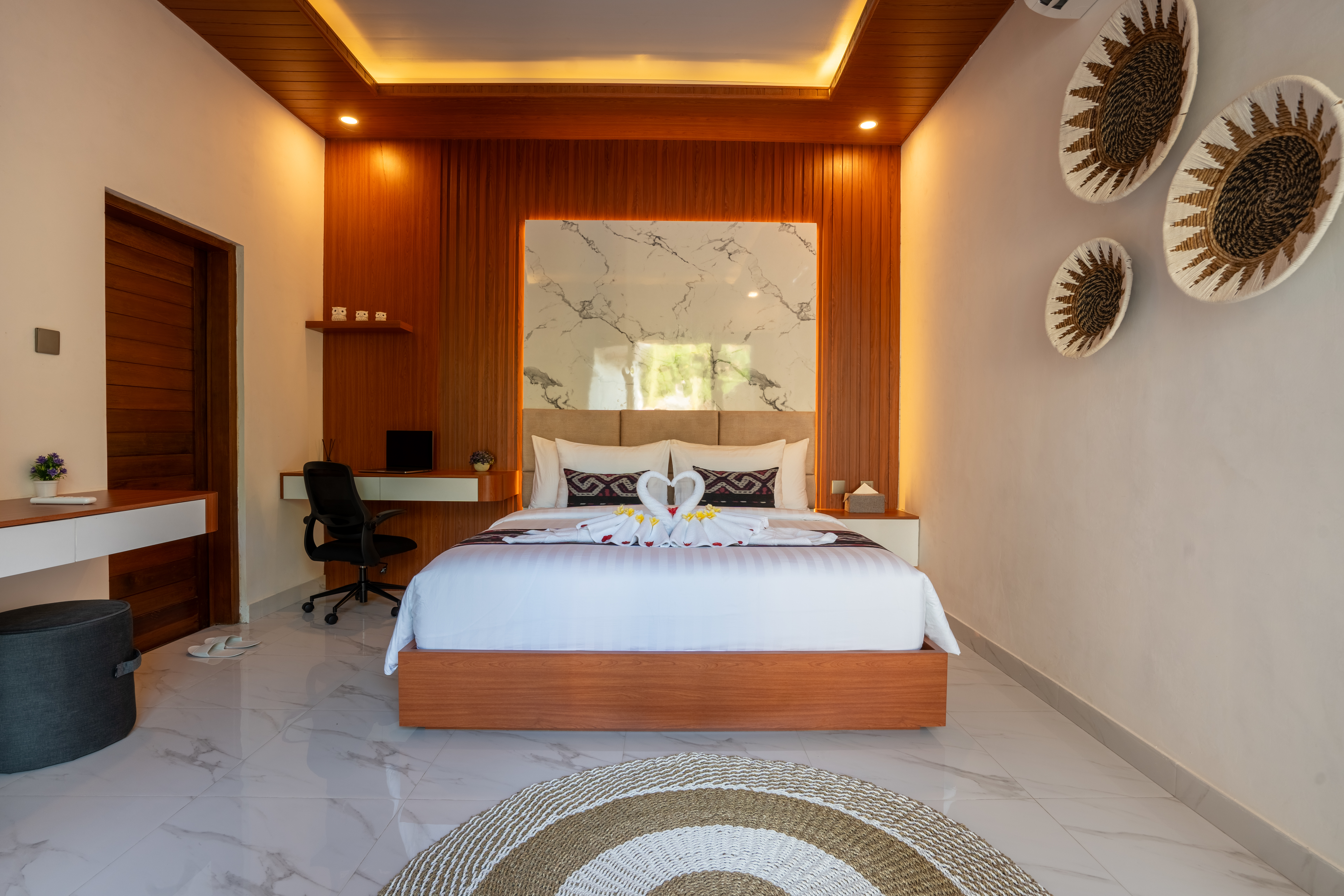 System.Collections.Generic.List`1[BluePillow.Application.SearchEngine.Dto.PhotoDto]?.ElementAt(0)?.Caption