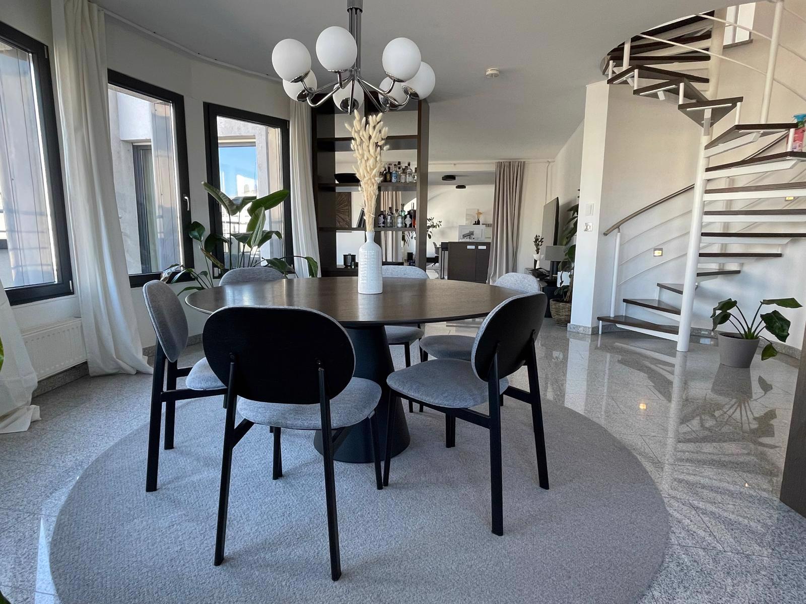 System.Collections.Generic.List`1[BluePillow.Application.SearchEngine.Dto.PhotoDto]?.ElementAt(2)?.Caption