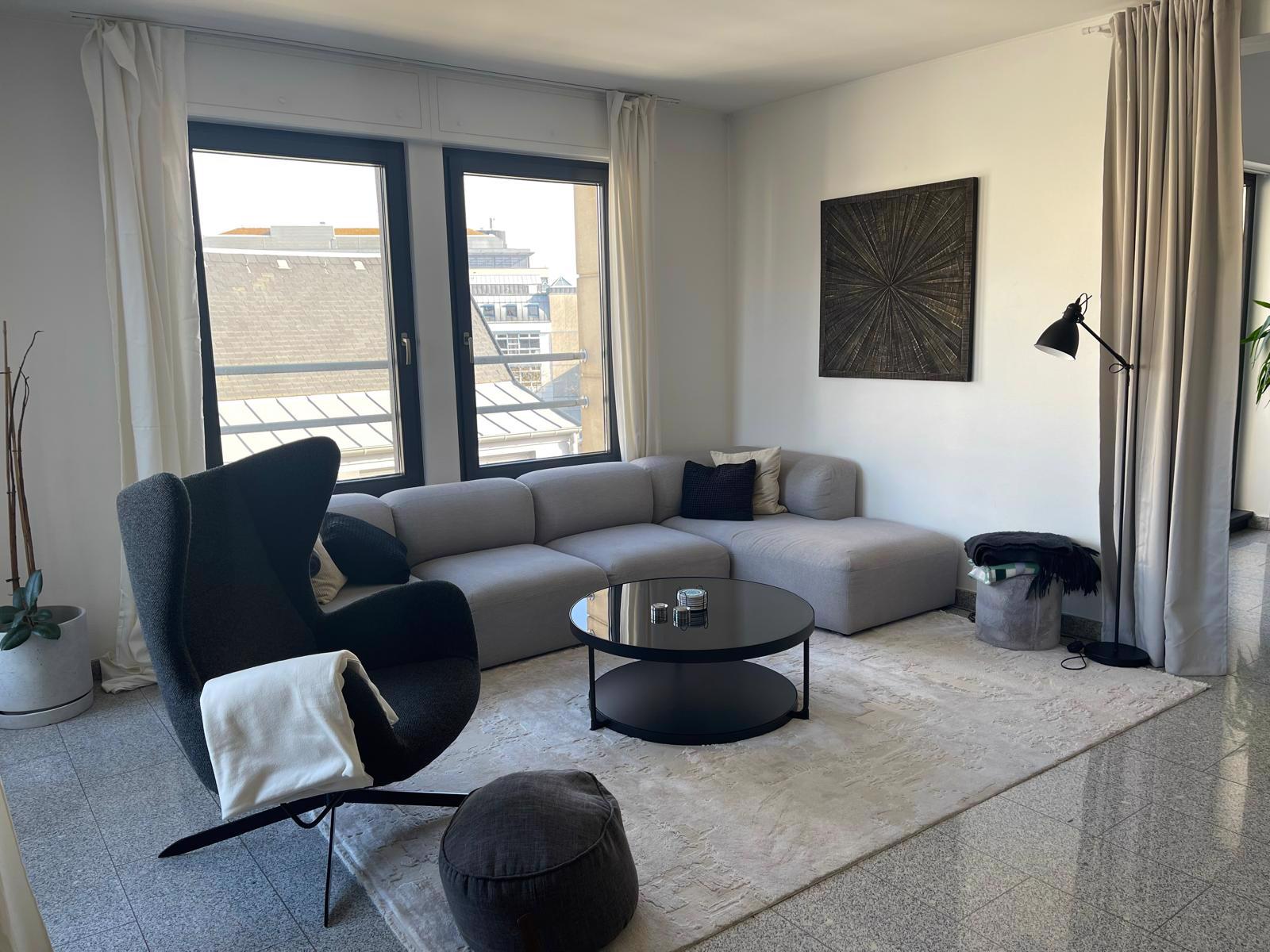 System.Collections.Generic.List`1[BluePillow.Application.SearchEngine.Dto.PhotoDto]?.ElementAt(0)?.Caption