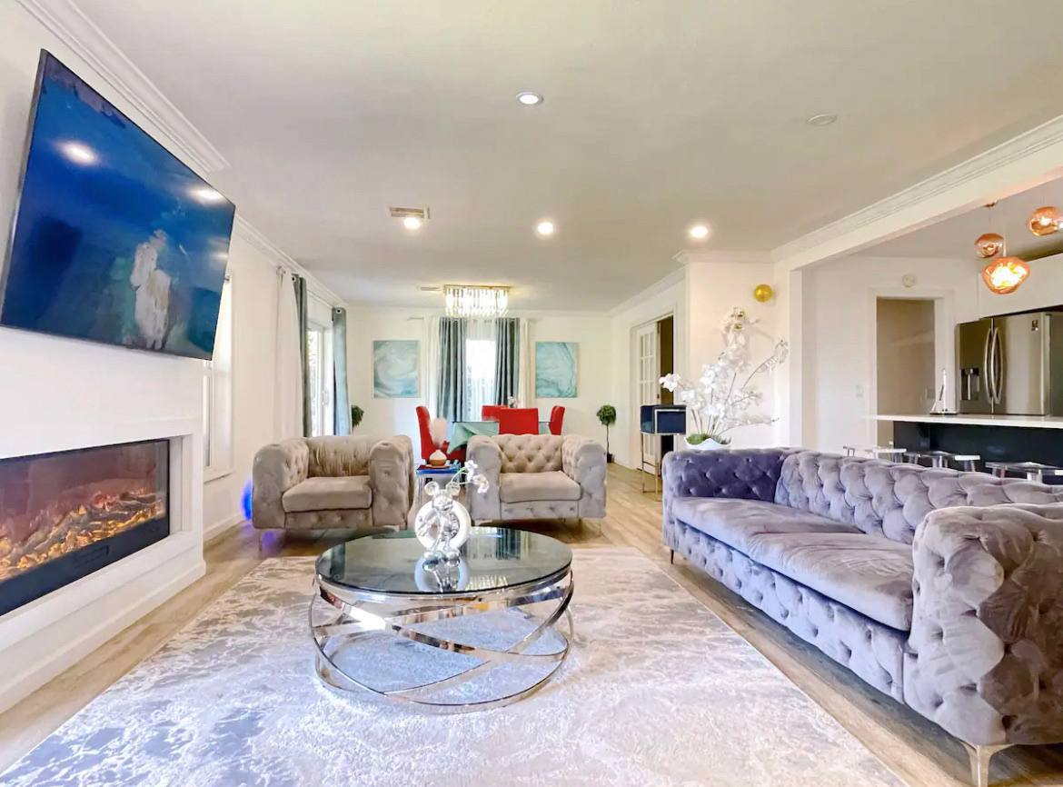 System.Collections.Generic.List`1[BluePillow.Application.SearchEngine.Dto.PhotoDto]?.ElementAt(0)?.Caption