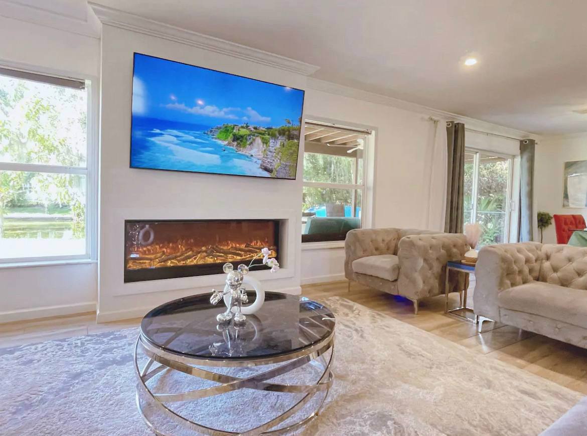 System.Collections.Generic.List`1[BluePillow.Application.SearchEngine.Dto.PhotoDto]?.ElementAt(1)?.Caption