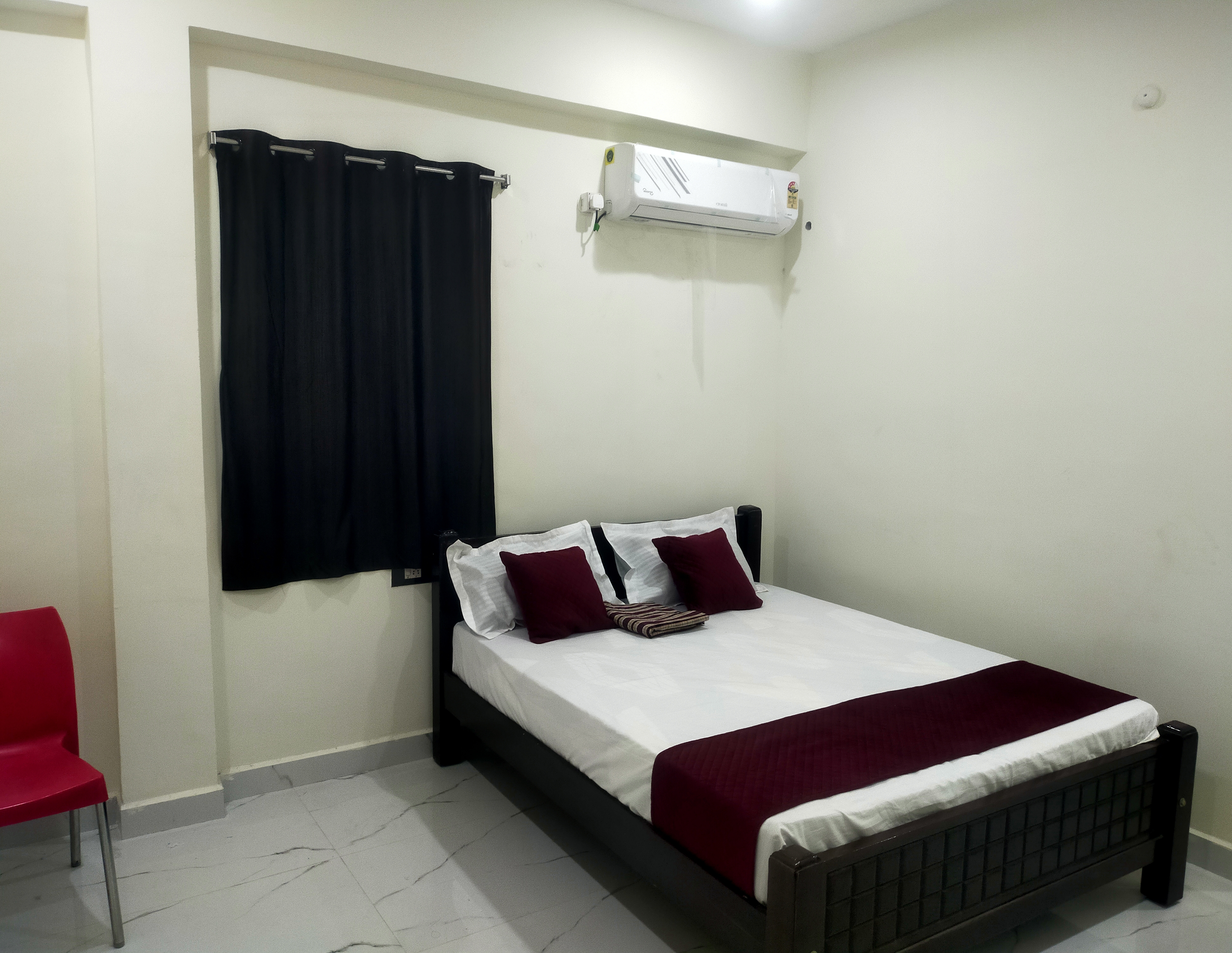 System.Collections.Generic.List`1[BluePillow.Application.SearchEngine.Dto.PhotoDto]?.ElementAt(2)?.Caption