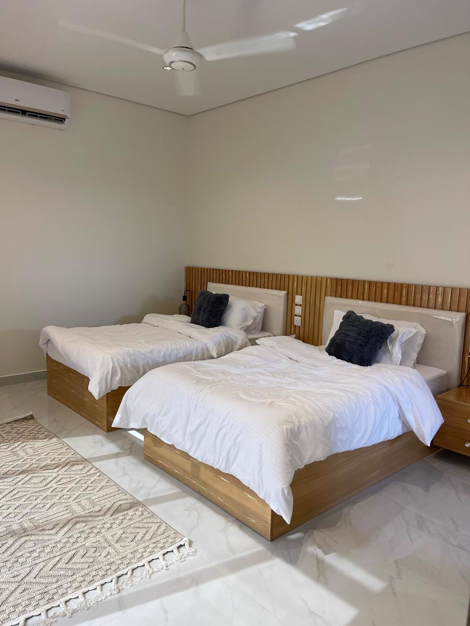 System.Collections.Generic.List`1[BluePillow.Application.SearchEngine.Dto.PhotoDto]?.ElementAt(0)?.Caption