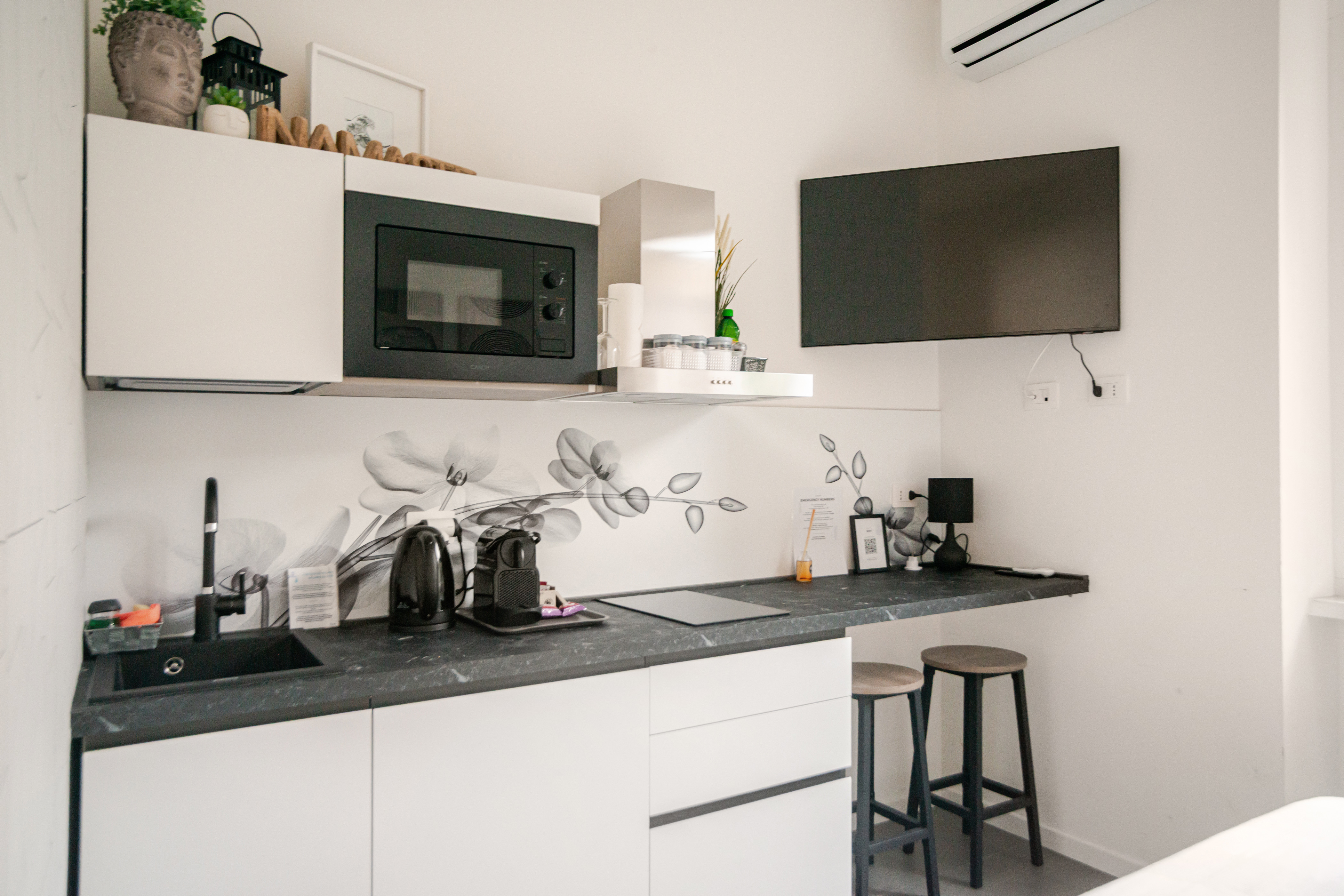 System.Collections.Generic.List`1[BluePillow.Application.SearchEngine.Dto.PhotoDto]?.ElementAt(1)?.Caption