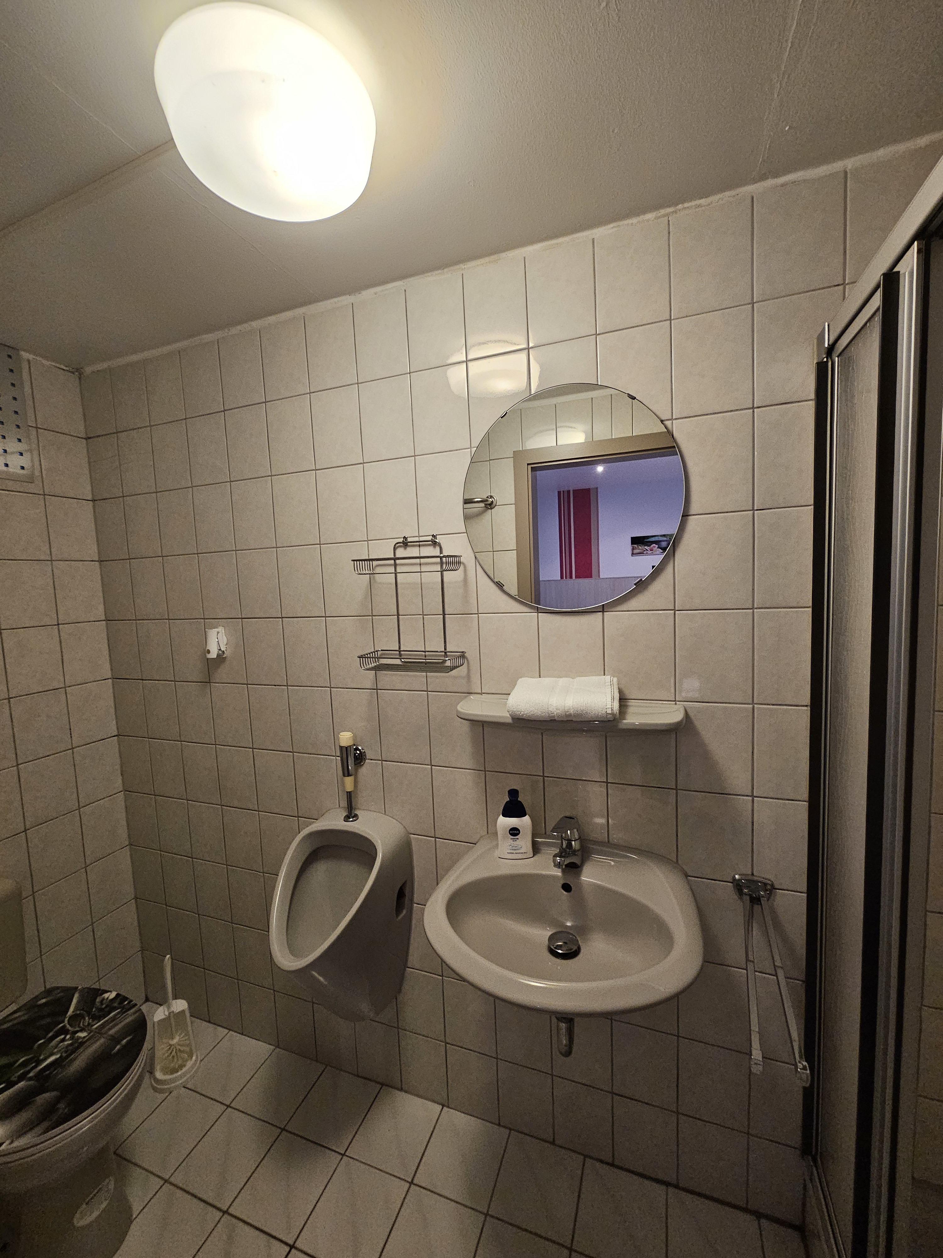 System.Collections.Generic.List`1[BluePillow.Application.SearchEngine.Dto.PhotoDto]?.ElementAt(3)?.Caption