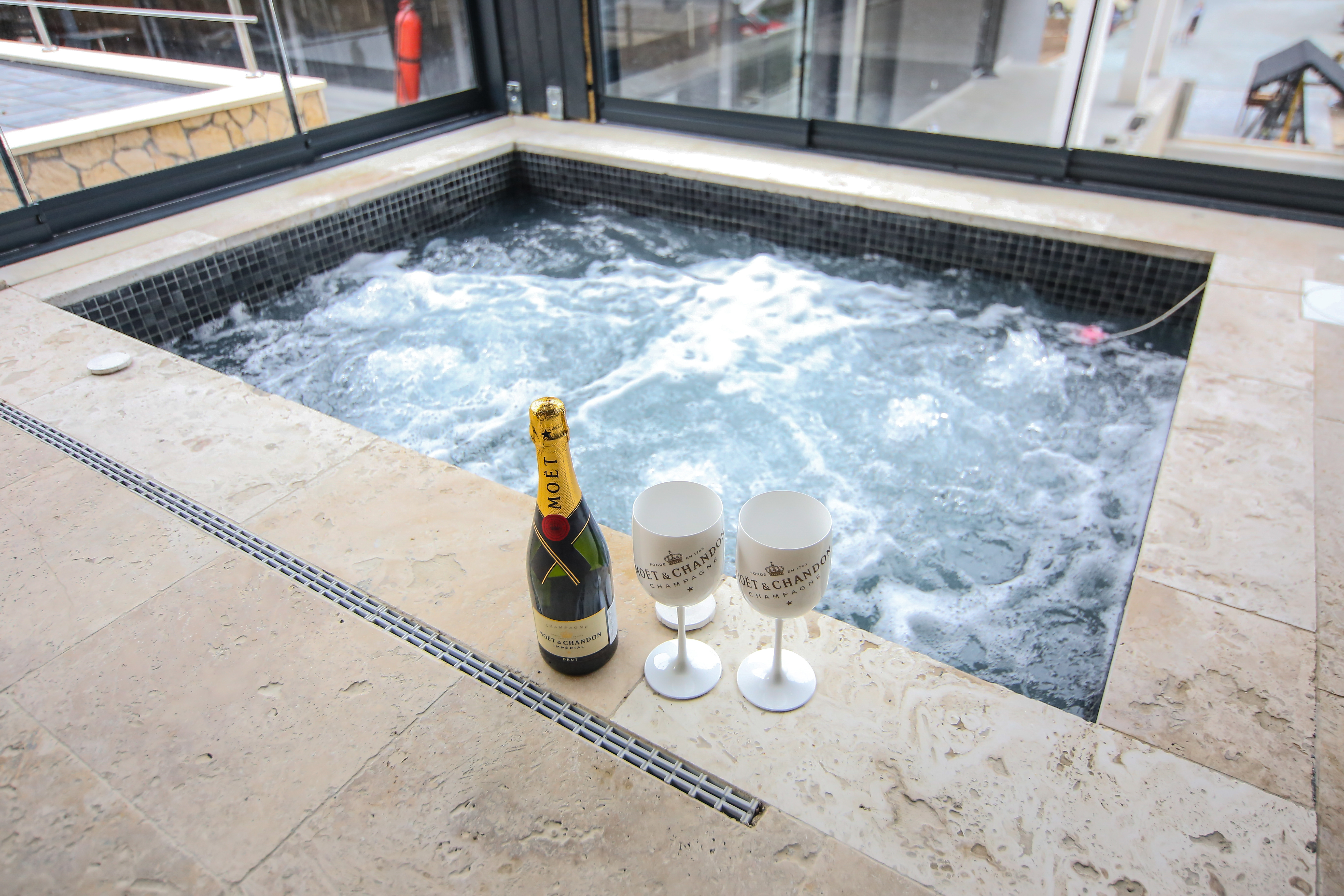 System.Collections.Generic.List`1[BluePillow.Application.SearchEngine.Dto.PhotoDto]?.ElementAt(3)?.Caption