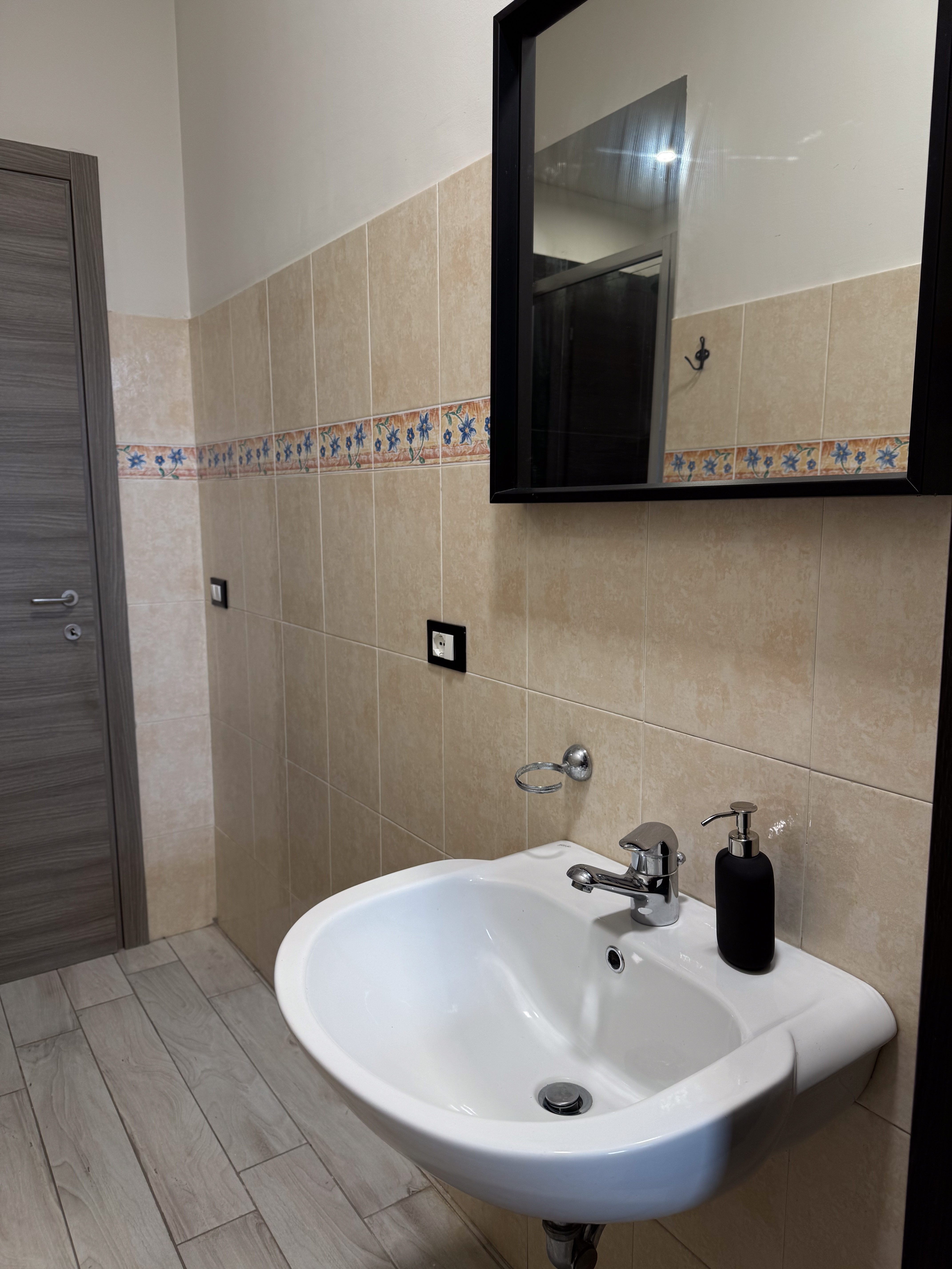 System.Collections.Generic.List`1[BluePillow.Application.SearchEngine.Dto.PhotoDto]?.ElementAt(2)?.Caption