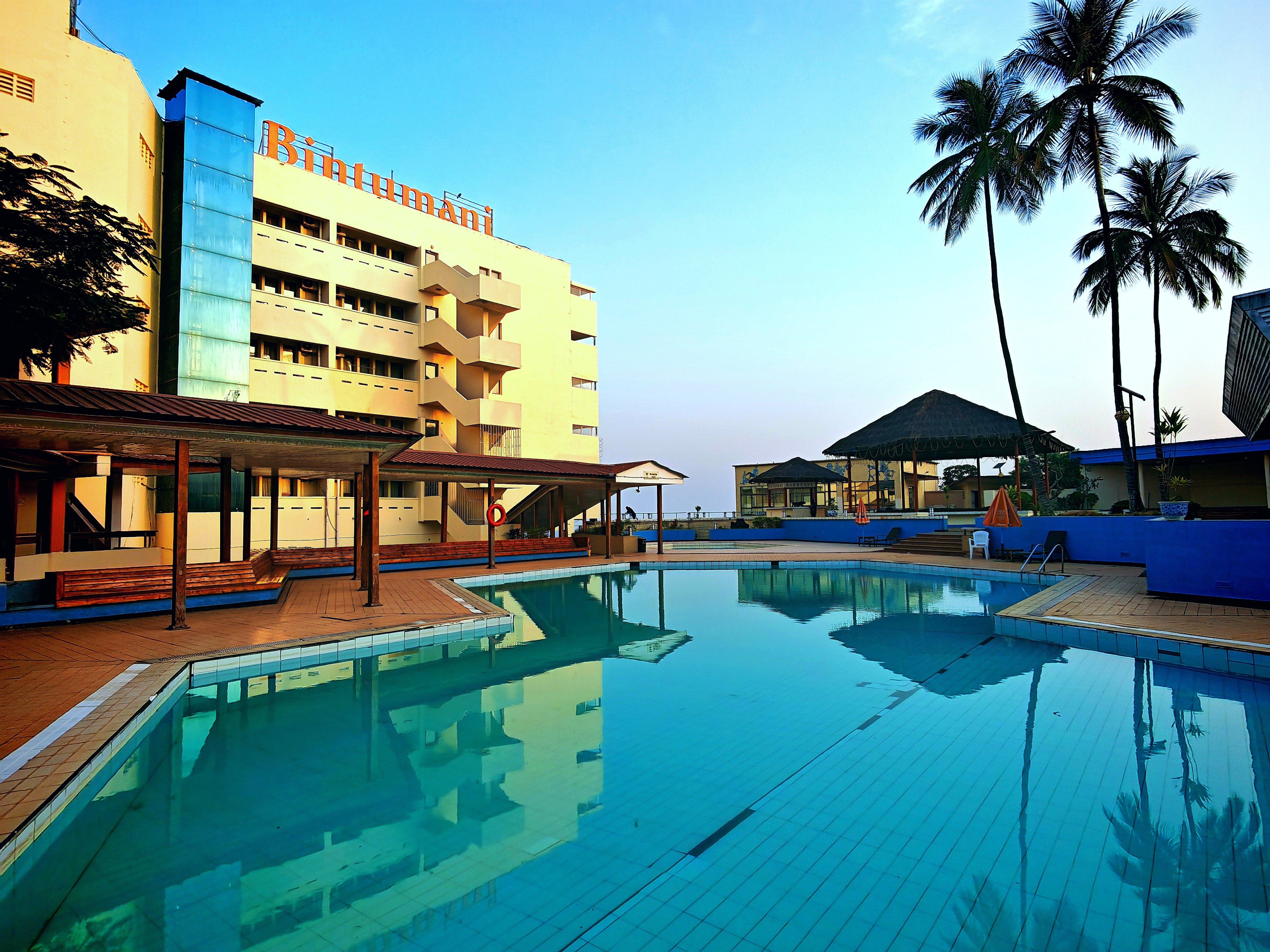 System.Collections.Generic.List`1[BluePillow.Application.SearchEngine.Dto.PhotoDto]?.ElementAt(0)?.Caption