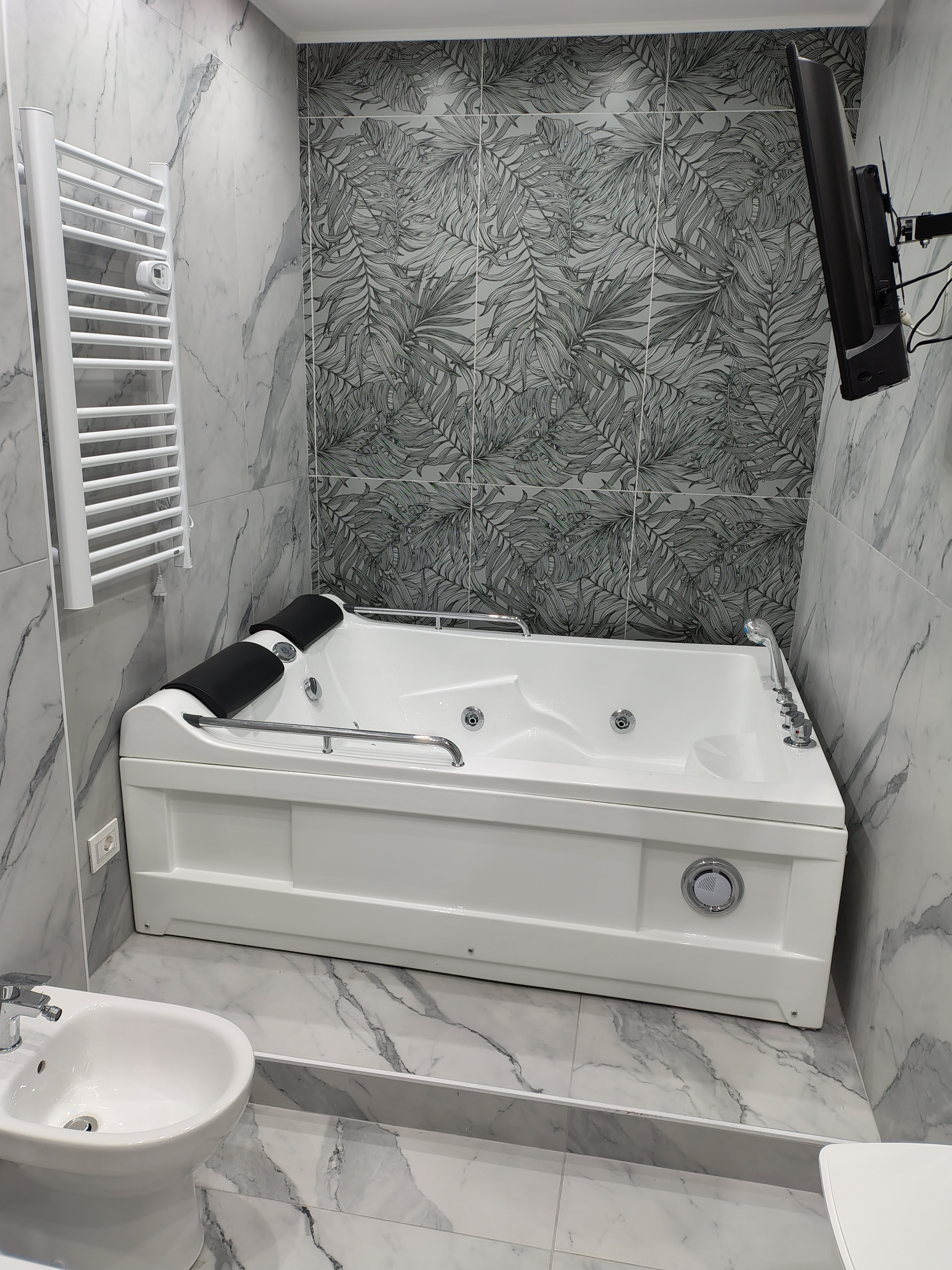 System.Collections.Generic.List`1[BluePillow.Application.SearchEngine.Dto.PhotoDto]?.ElementAt(3)?.Caption