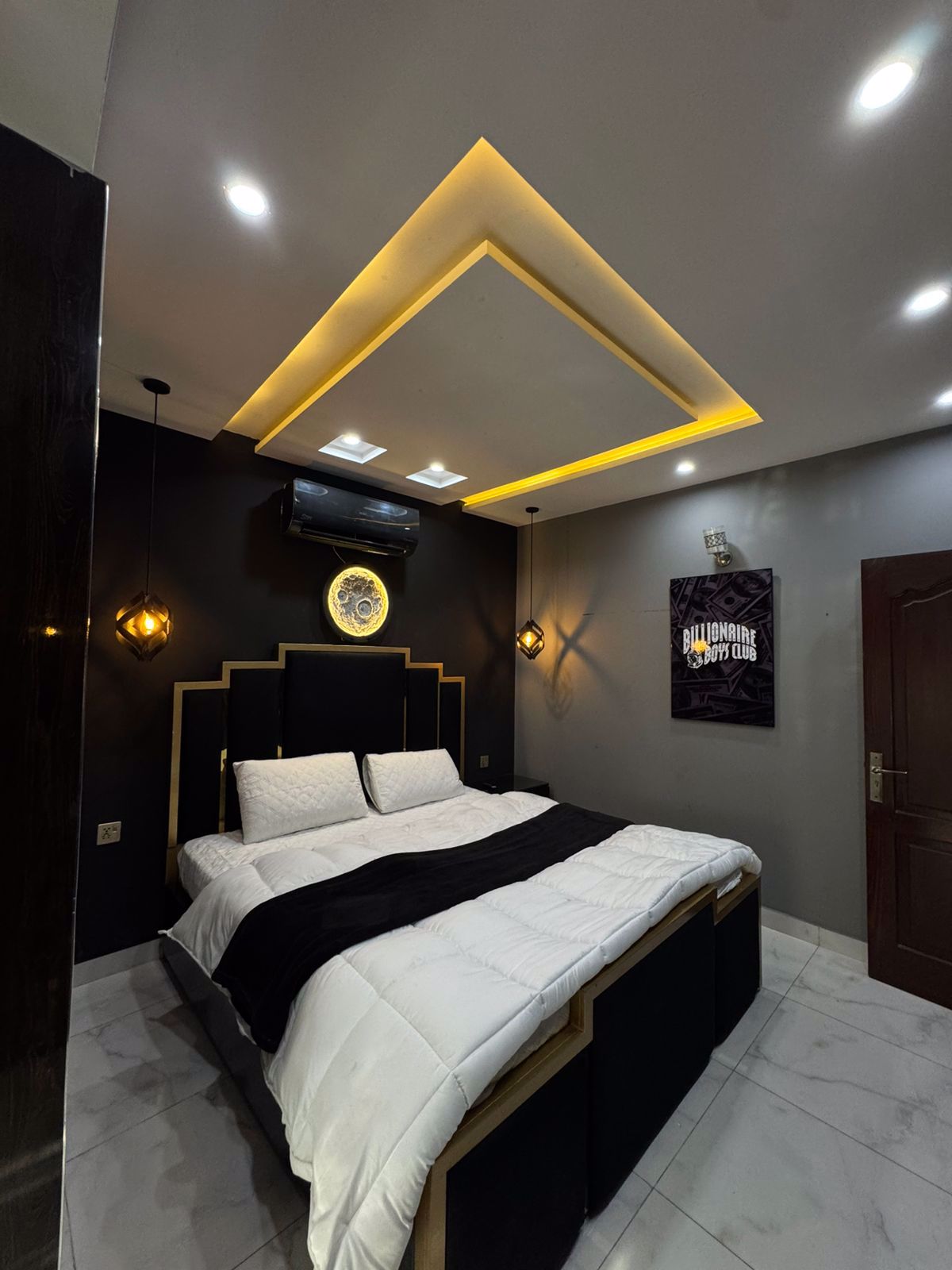 System.Collections.Generic.List`1[BluePillow.Application.SearchEngine.Dto.PhotoDto]?.ElementAt(0)?.Caption