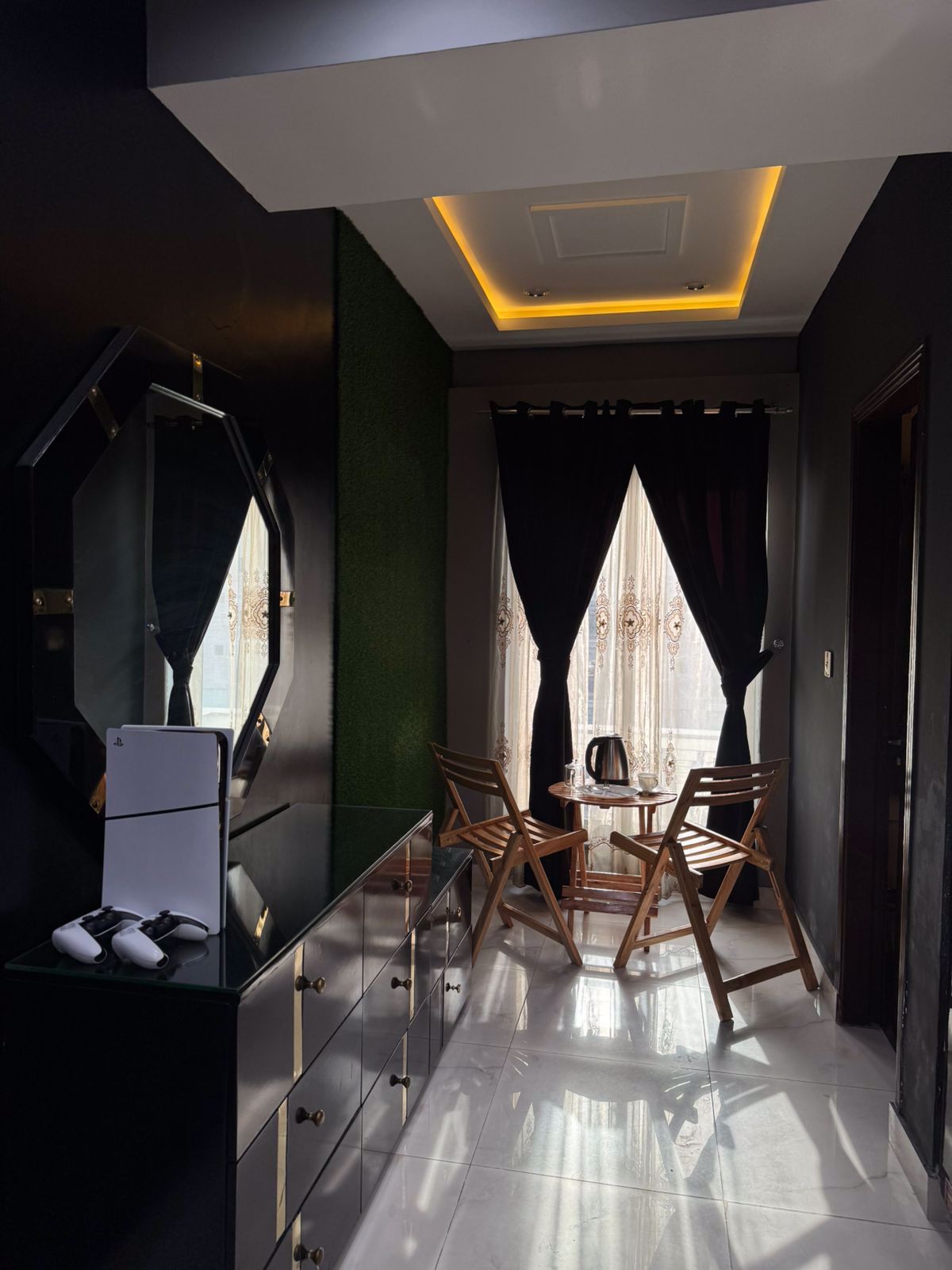 System.Collections.Generic.List`1[BluePillow.Application.SearchEngine.Dto.PhotoDto]?.ElementAt(3)?.Caption