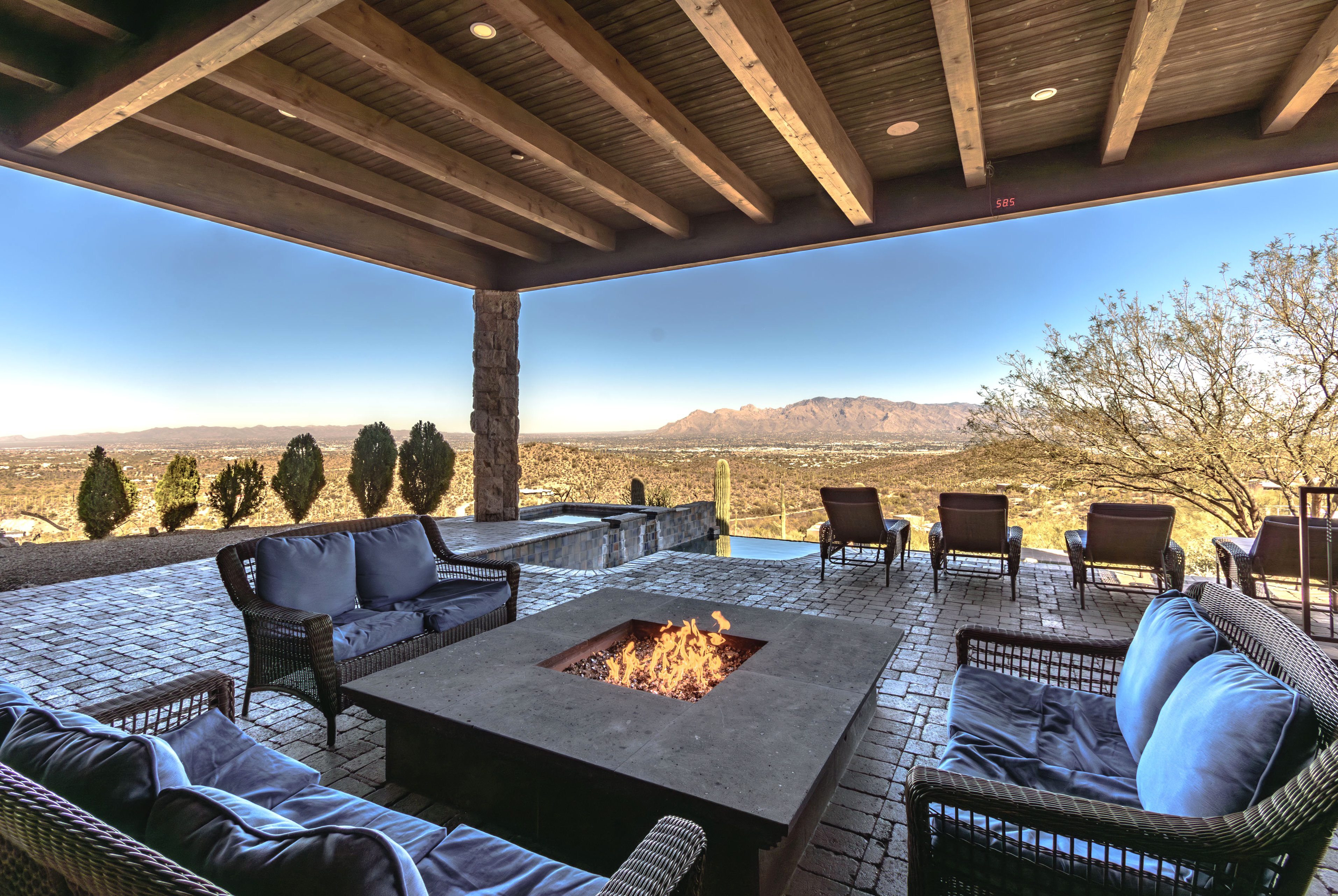 System.Collections.Generic.List`1[BluePillow.Application.SearchEngine.Dto.PhotoDto]?.ElementAt(1)?.Caption