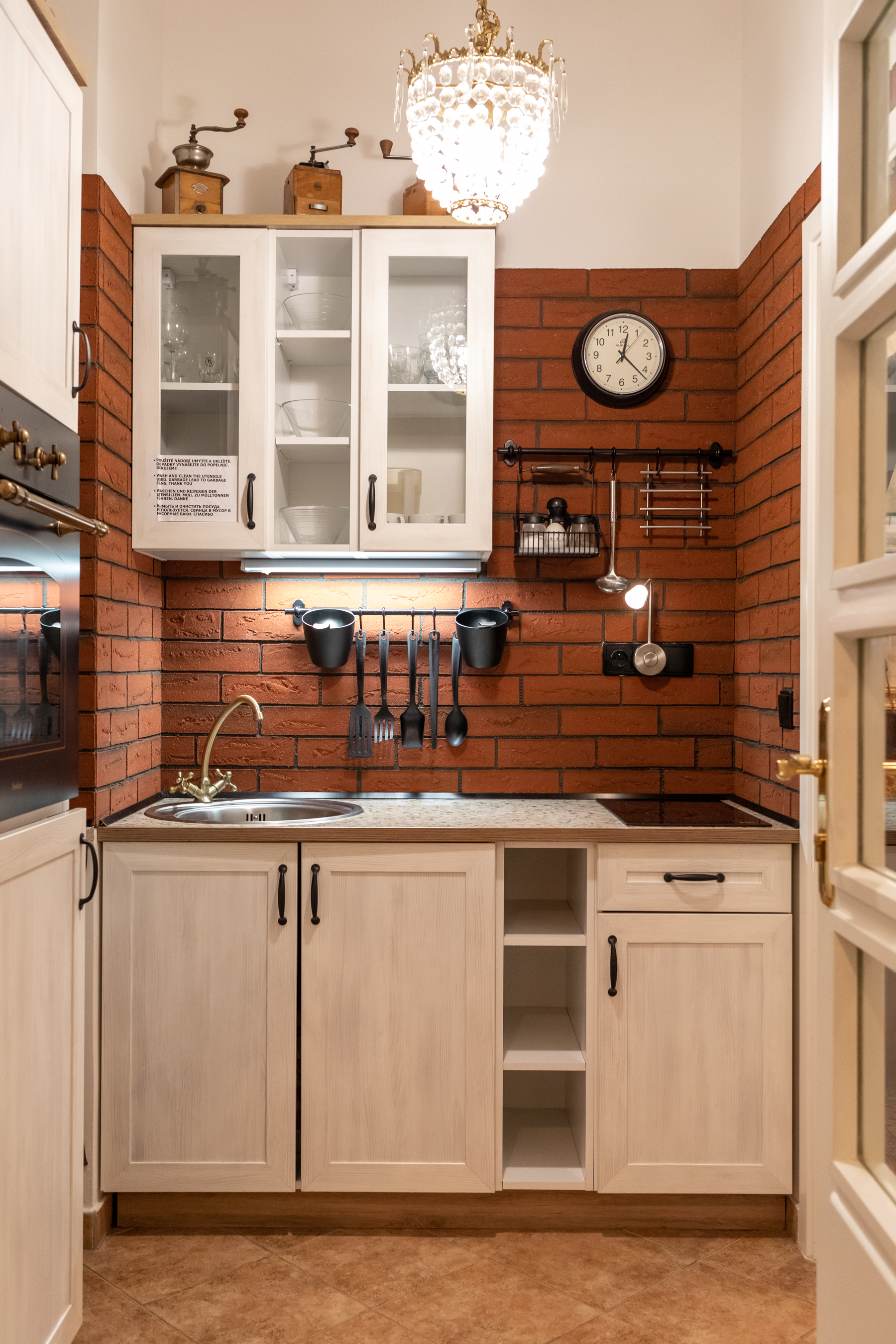 System.Collections.Generic.List`1[BluePillow.Application.SearchEngine.Dto.PhotoDto]?.ElementAt(1)?.Caption