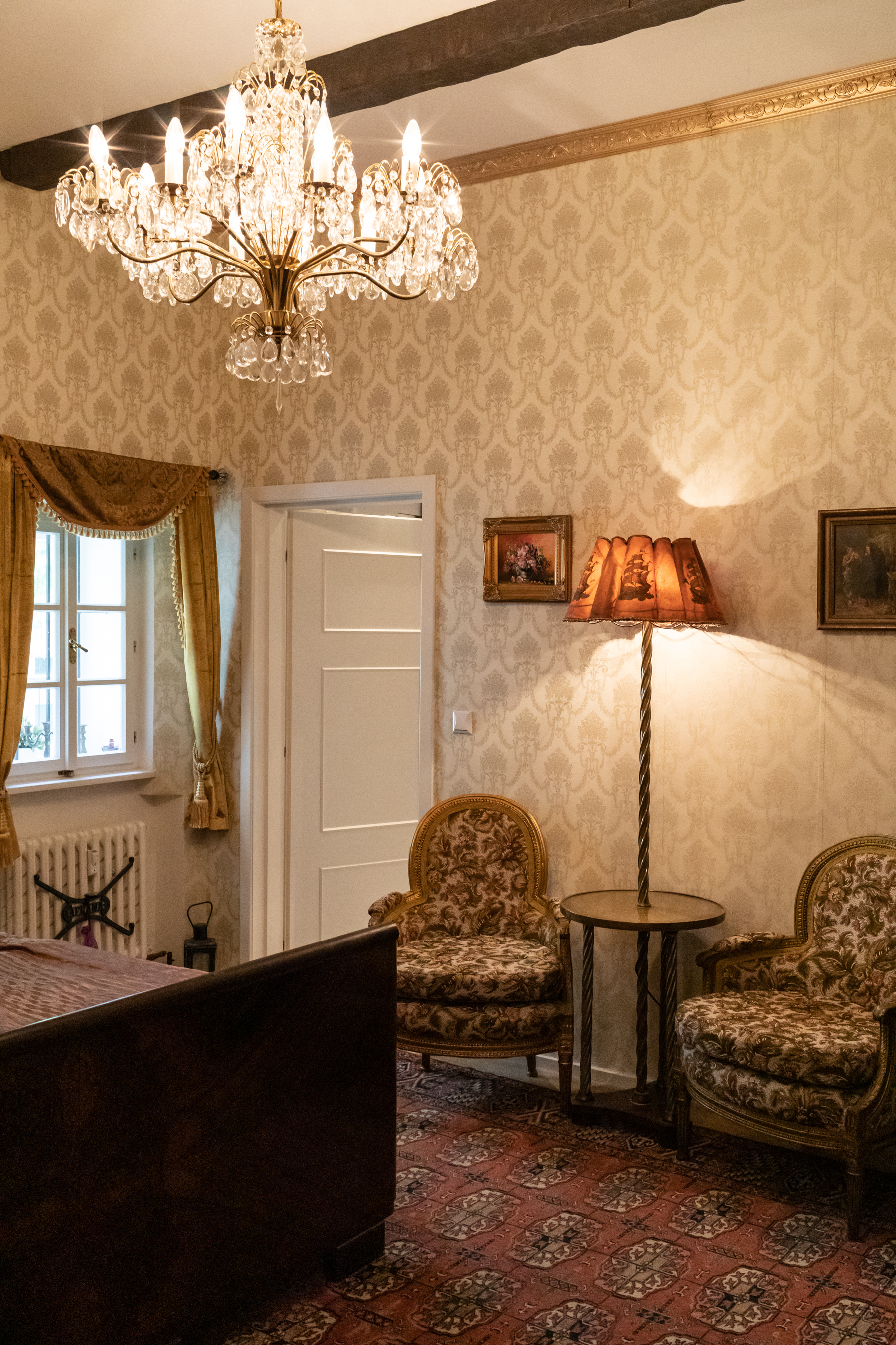 System.Collections.Generic.List`1[BluePillow.Application.SearchEngine.Dto.PhotoDto]?.ElementAt(0)?.Caption