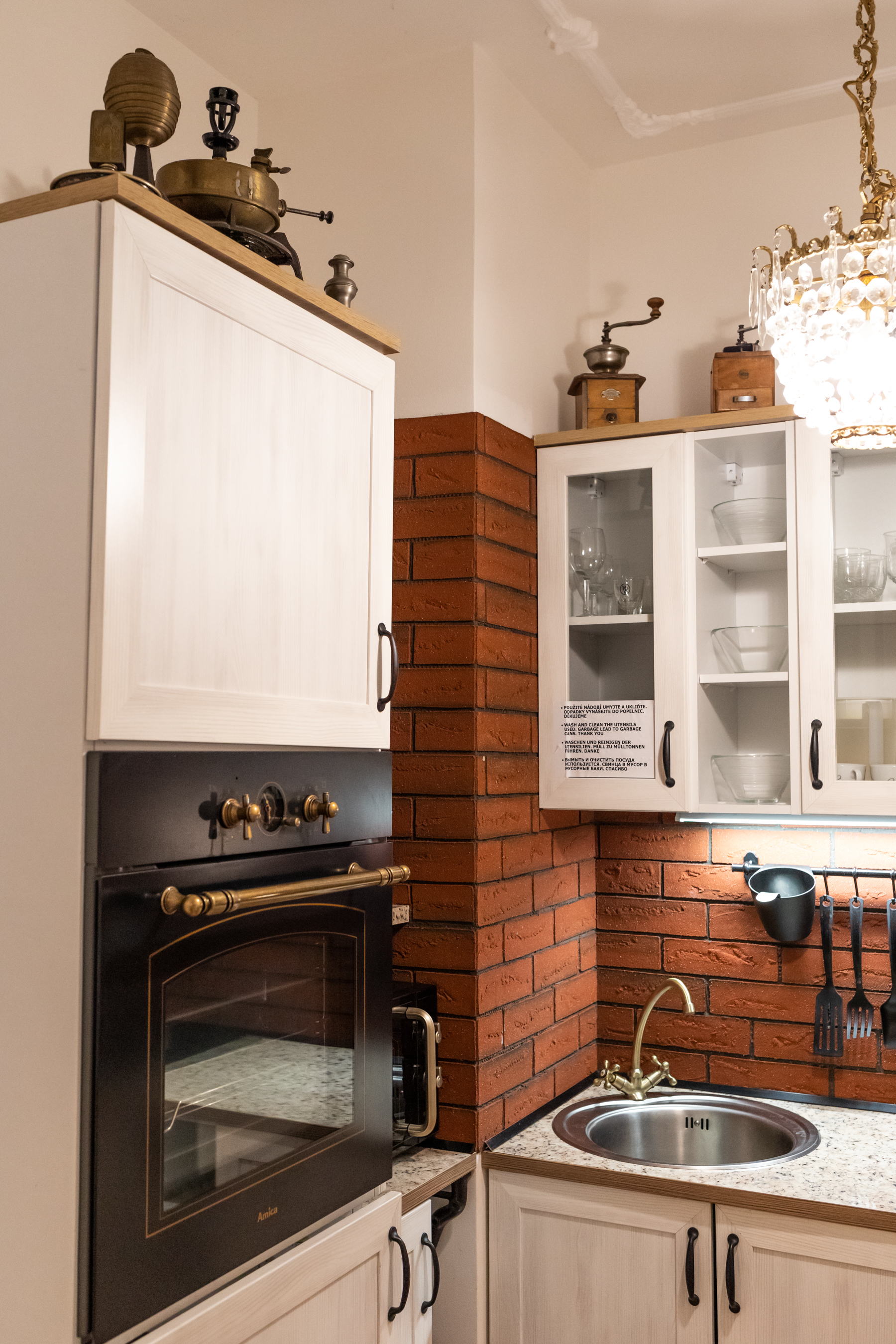 System.Collections.Generic.List`1[BluePillow.Application.SearchEngine.Dto.PhotoDto]?.ElementAt(3)?.Caption