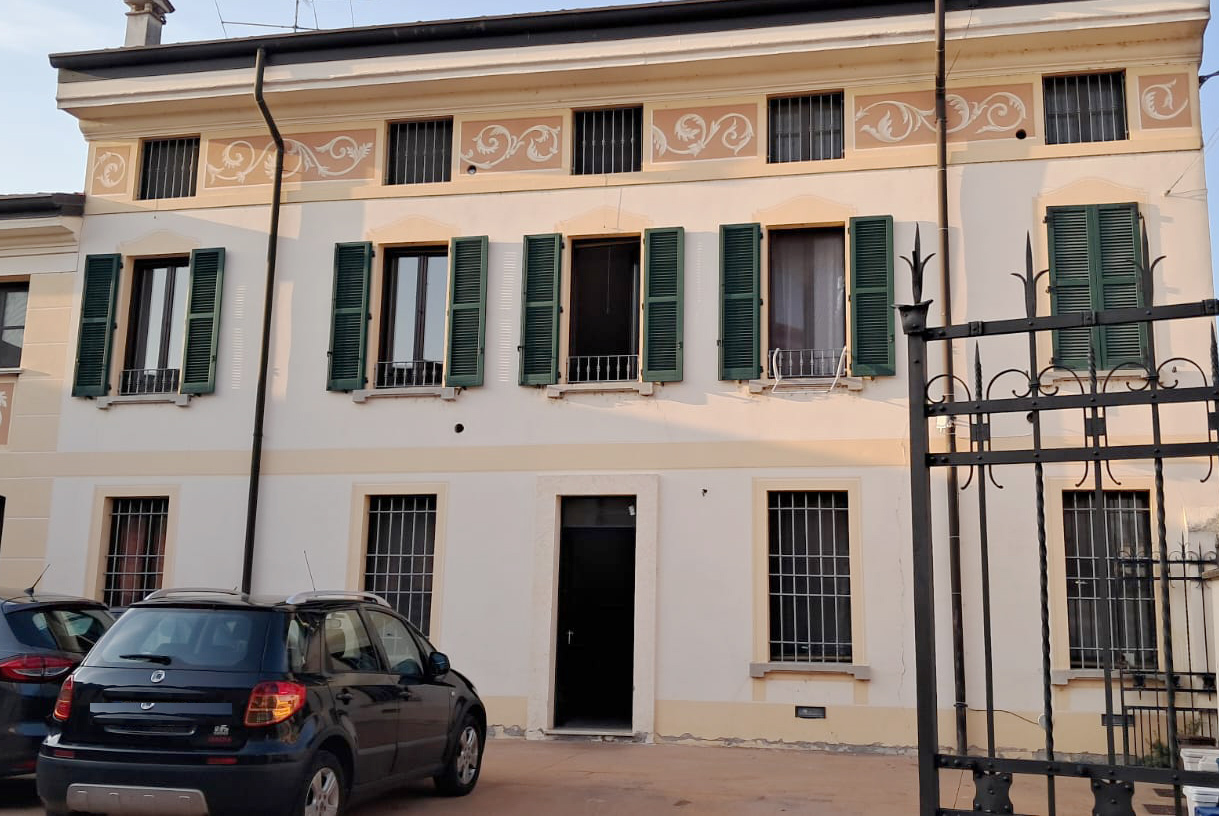 System.Collections.Generic.List`1[BluePillow.Application.SearchEngine.Dto.PhotoDto]?.ElementAt(0)?.Caption