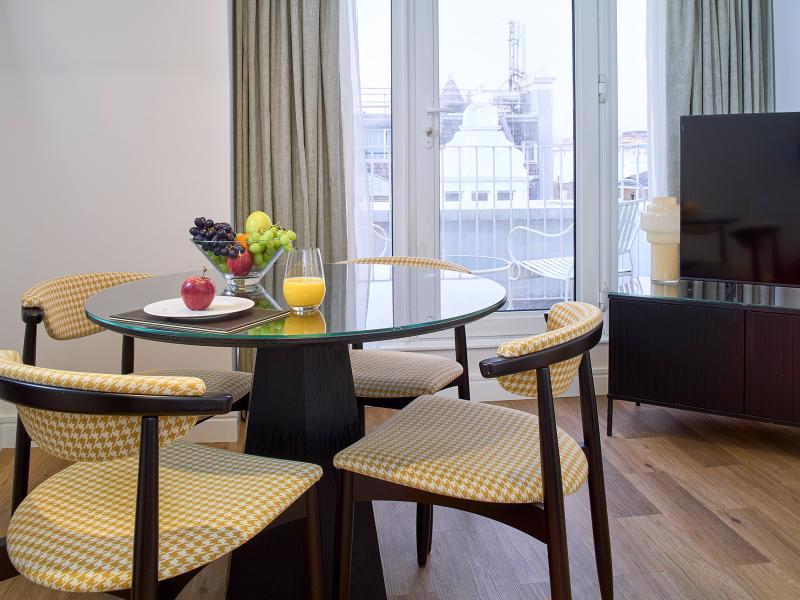 System.Collections.Generic.List`1[BluePillow.Application.SearchEngine.Dto.PhotoDto]?.ElementAt(2)?.Caption