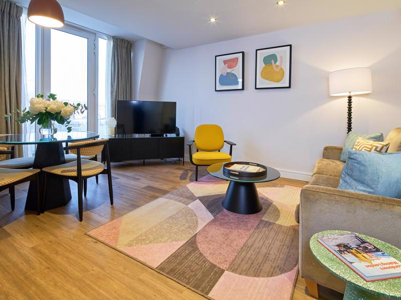 System.Collections.Generic.List`1[BluePillow.Application.SearchEngine.Dto.PhotoDto]?.ElementAt(1)?.Caption