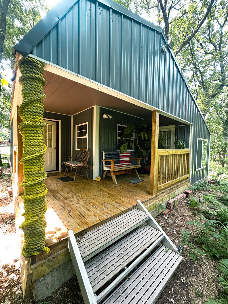 System.Collections.Generic.List`1[BluePillow.Application.SearchEngine.Dto.PhotoDto]?.ElementAt(3)?.Caption