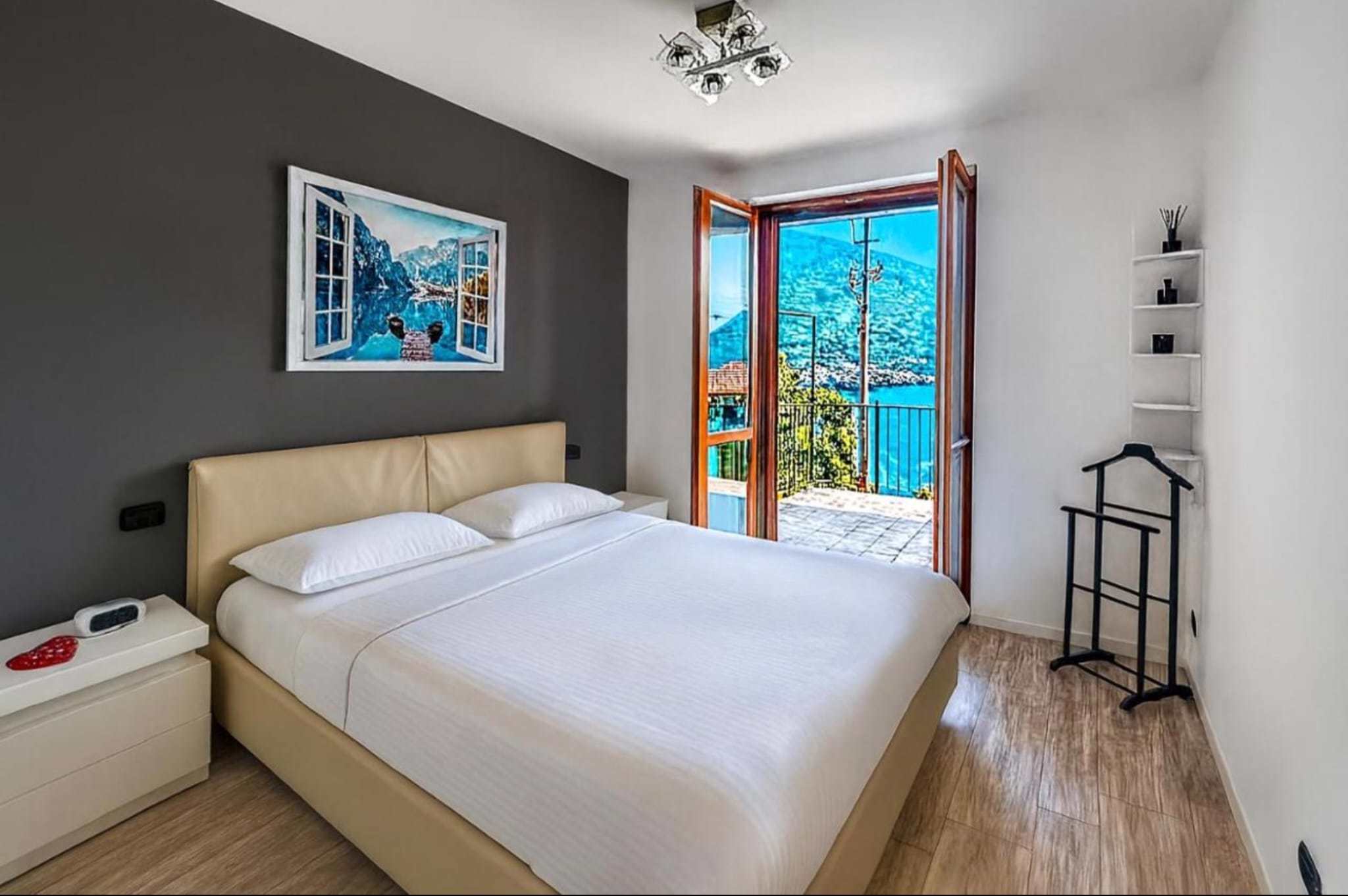 System.Collections.Generic.List`1[BluePillow.Application.SearchEngine.Dto.PhotoDto]?.ElementAt(2)?.Caption