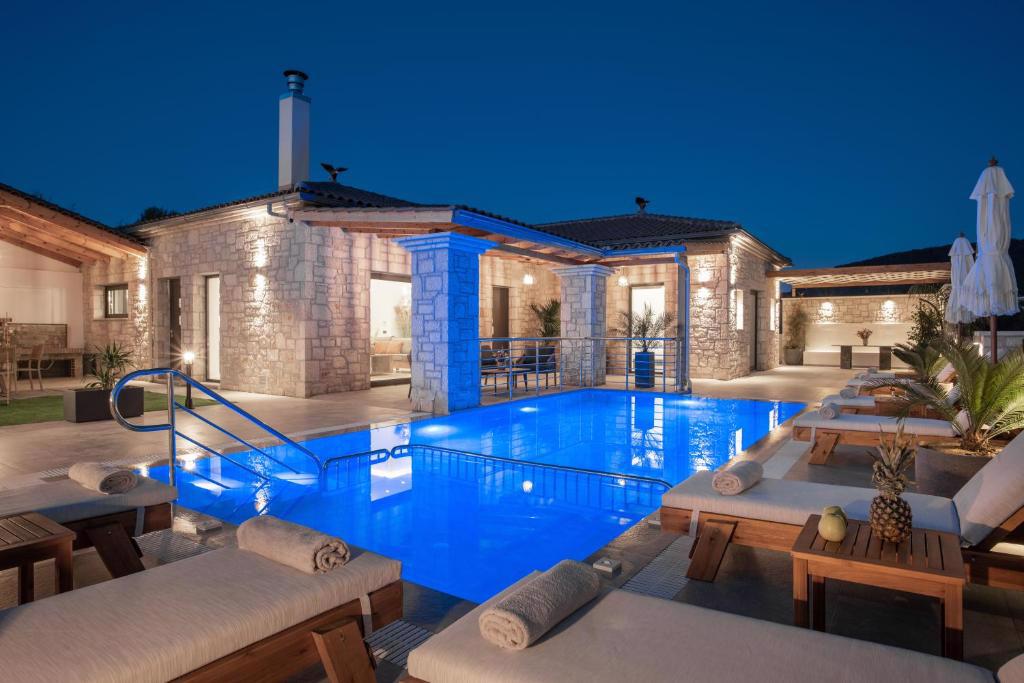 System.Collections.Generic.List`1[BluePillow.Application.SearchEngine.Dto.PhotoDto]?.ElementAt(1)?.Caption