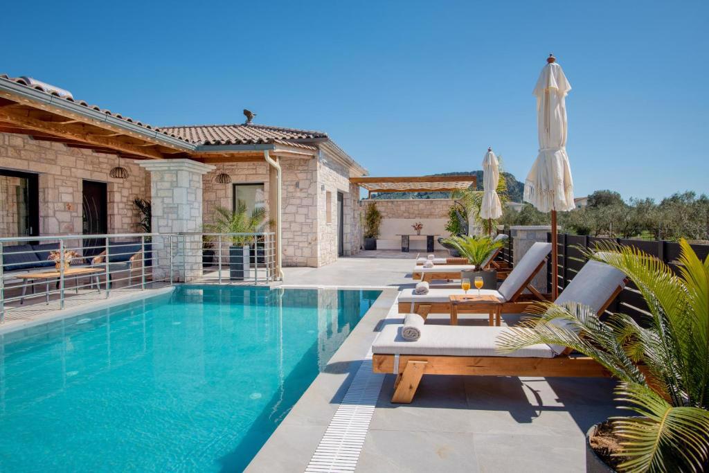 System.Collections.Generic.List`1[BluePillow.Application.SearchEngine.Dto.PhotoDto]?.ElementAt(0)?.Caption