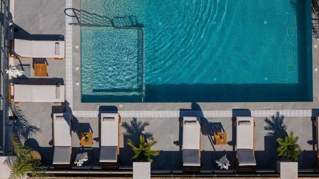 System.Collections.Generic.List`1[BluePillow.Application.SearchEngine.Dto.PhotoDto]?.ElementAt(3)?.Caption