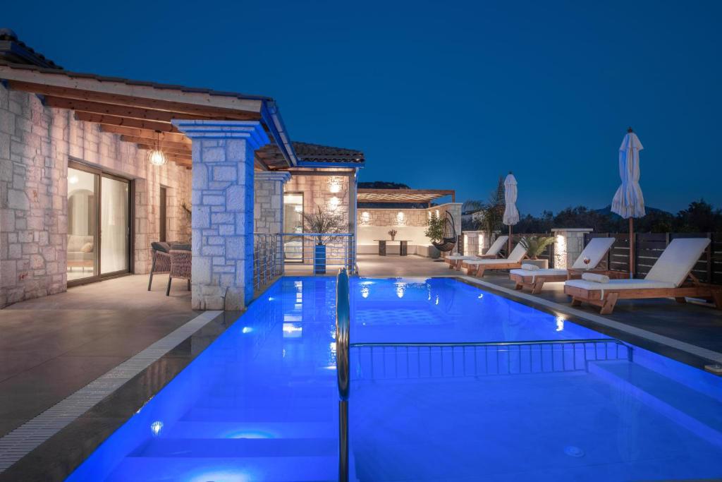 System.Collections.Generic.List`1[BluePillow.Application.SearchEngine.Dto.PhotoDto]?.ElementAt(2)?.Caption