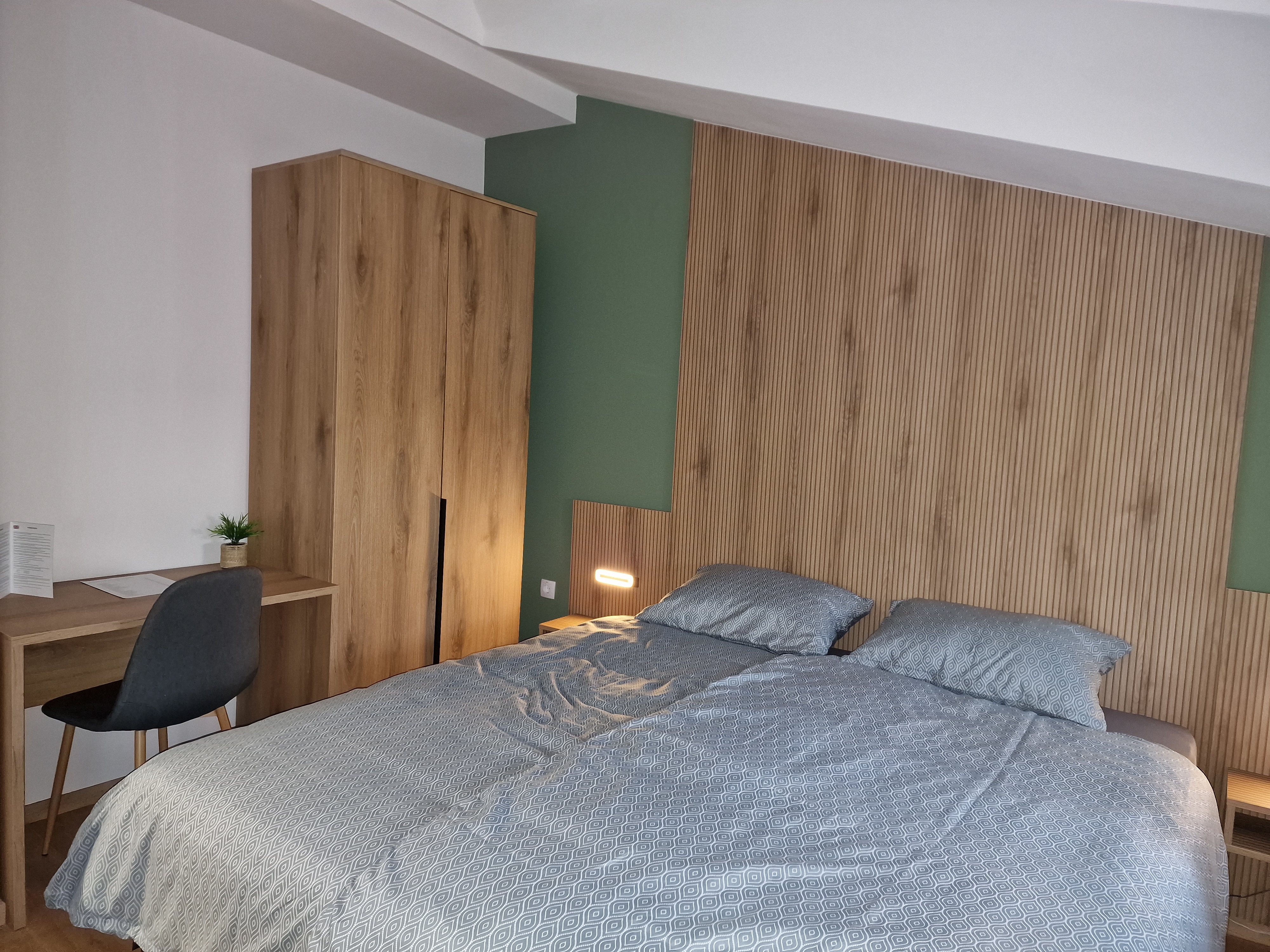 System.Collections.Generic.List`1[BluePillow.Application.SearchEngine.Dto.PhotoDto]?.ElementAt(0)?.Caption