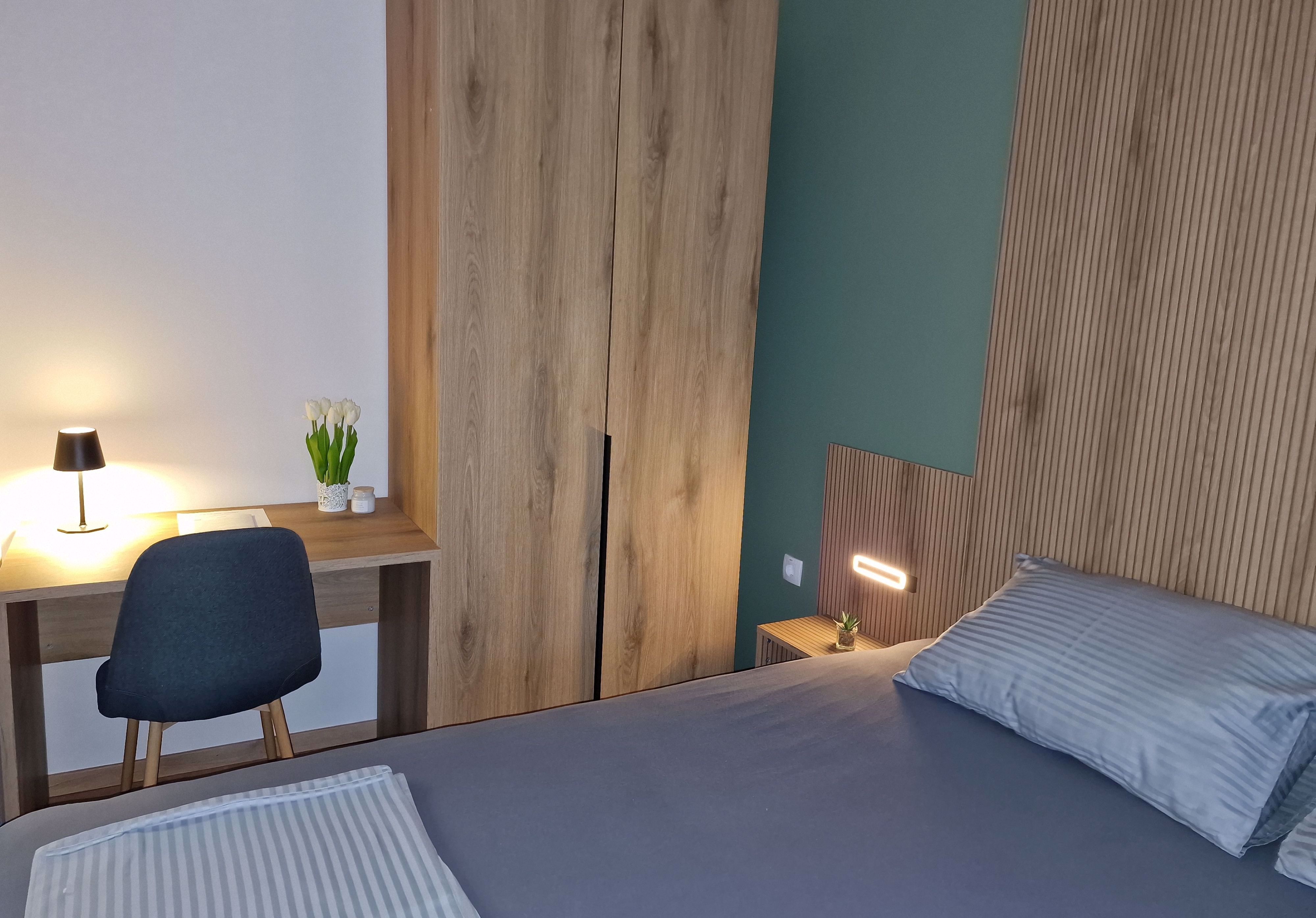 System.Collections.Generic.List`1[BluePillow.Application.SearchEngine.Dto.PhotoDto]?.ElementAt(1)?.Caption