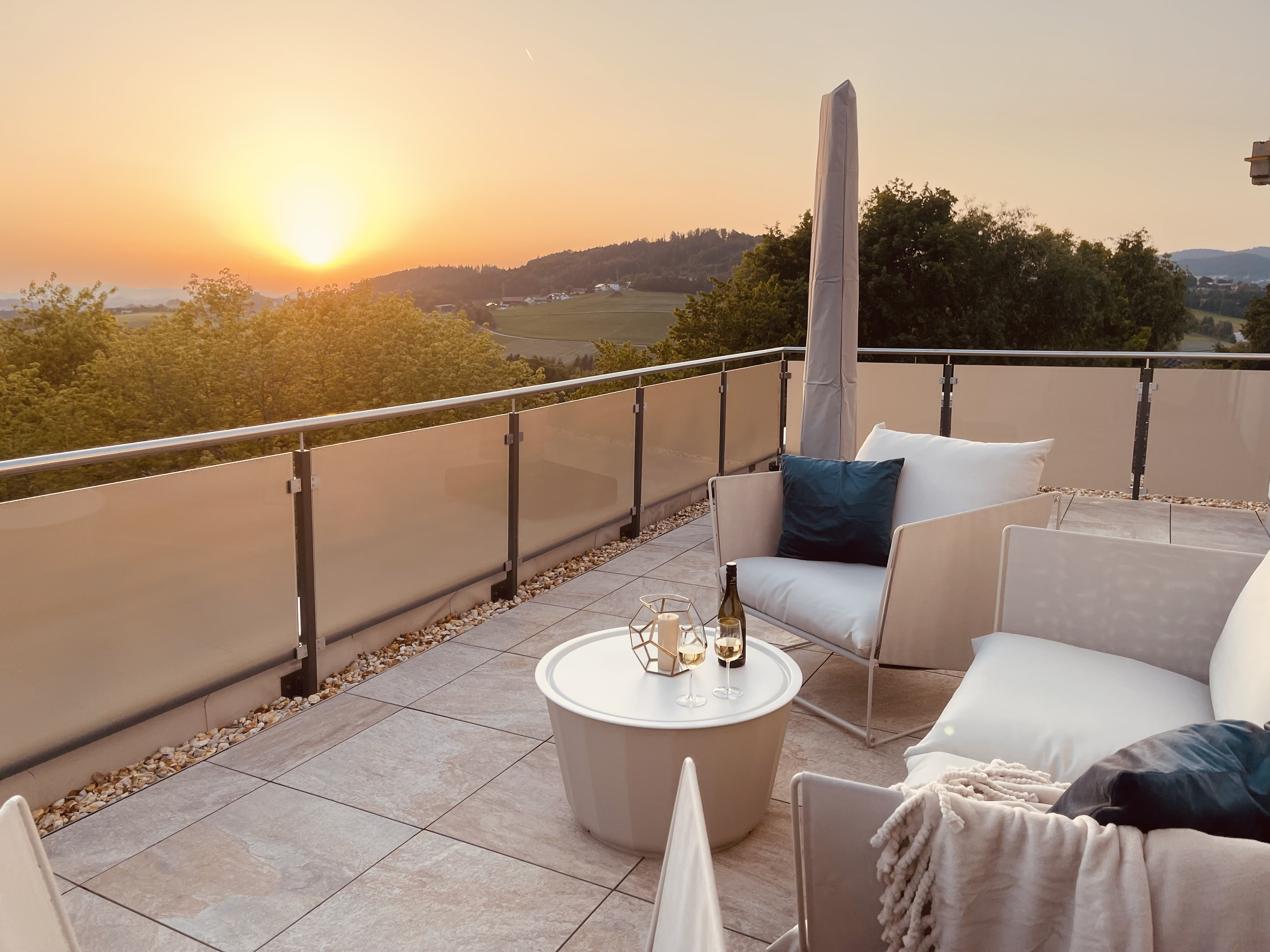 System.Collections.Generic.List`1[BluePillow.Application.SearchEngine.Dto.PhotoDto]?.ElementAt(2)?.Caption