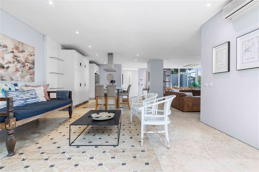 System.Collections.Generic.List`1[BluePillow.Application.SearchEngine.Dto.PhotoDto]?.ElementAt(0)?.Caption