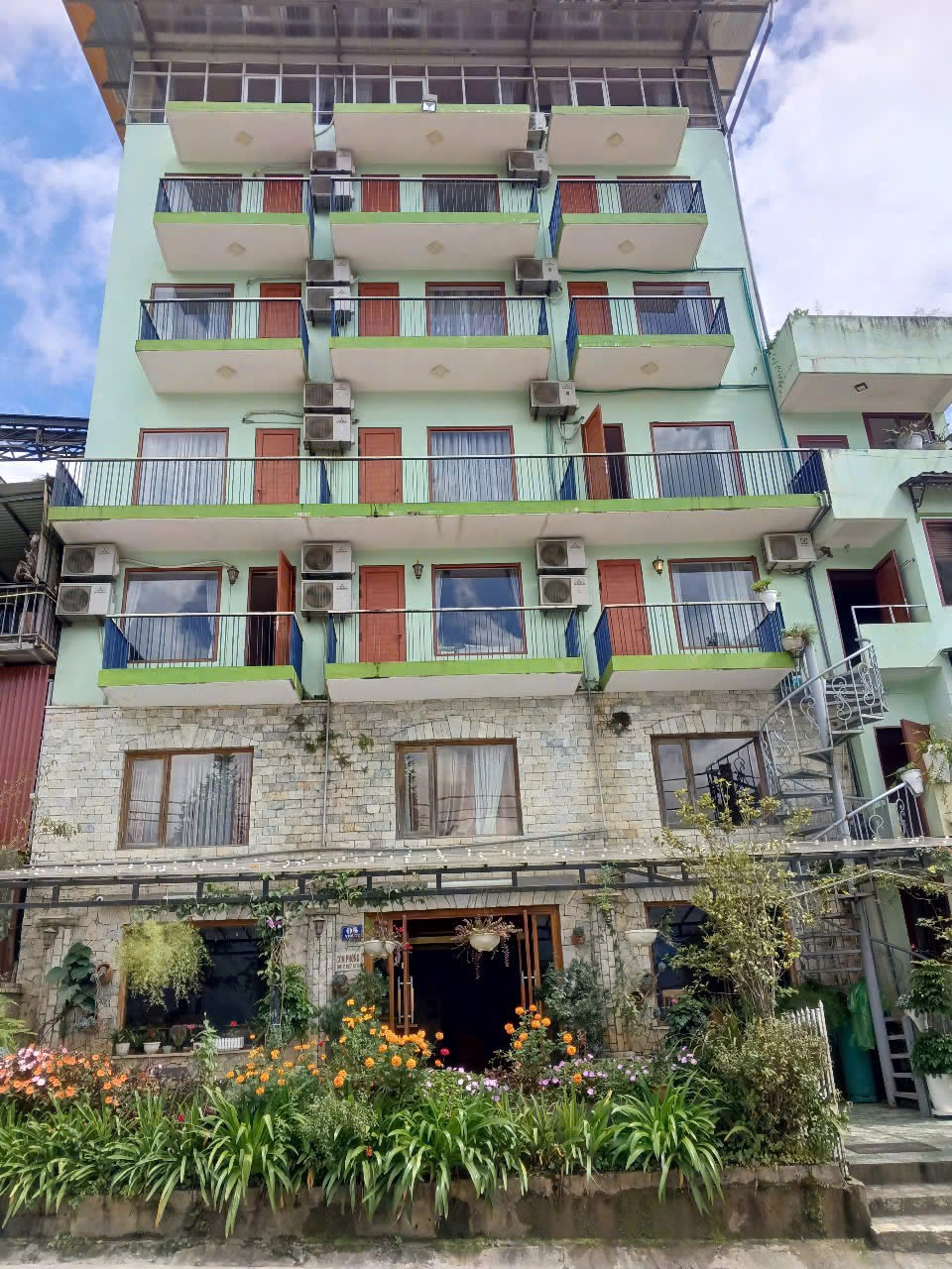 System.Collections.Generic.List`1[BluePillow.Application.SearchEngine.Dto.PhotoDto]?.ElementAt(2)?.Caption