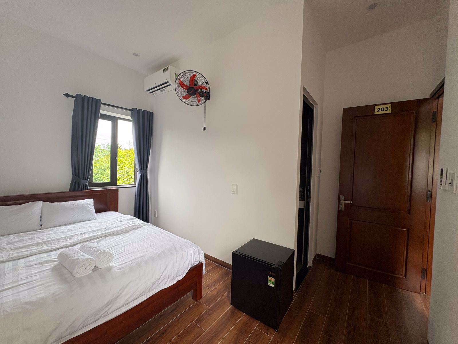 System.Collections.Generic.List`1[BluePillow.Application.SearchEngine.Dto.PhotoDto]?.ElementAt(3)?.Caption