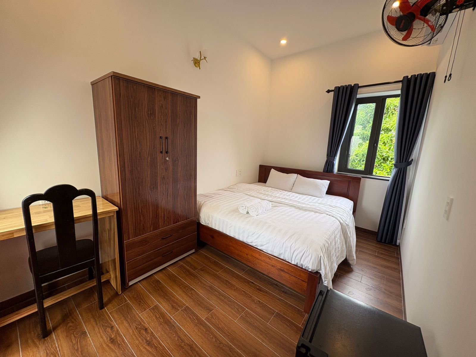 System.Collections.Generic.List`1[BluePillow.Application.SearchEngine.Dto.PhotoDto]?.ElementAt(2)?.Caption