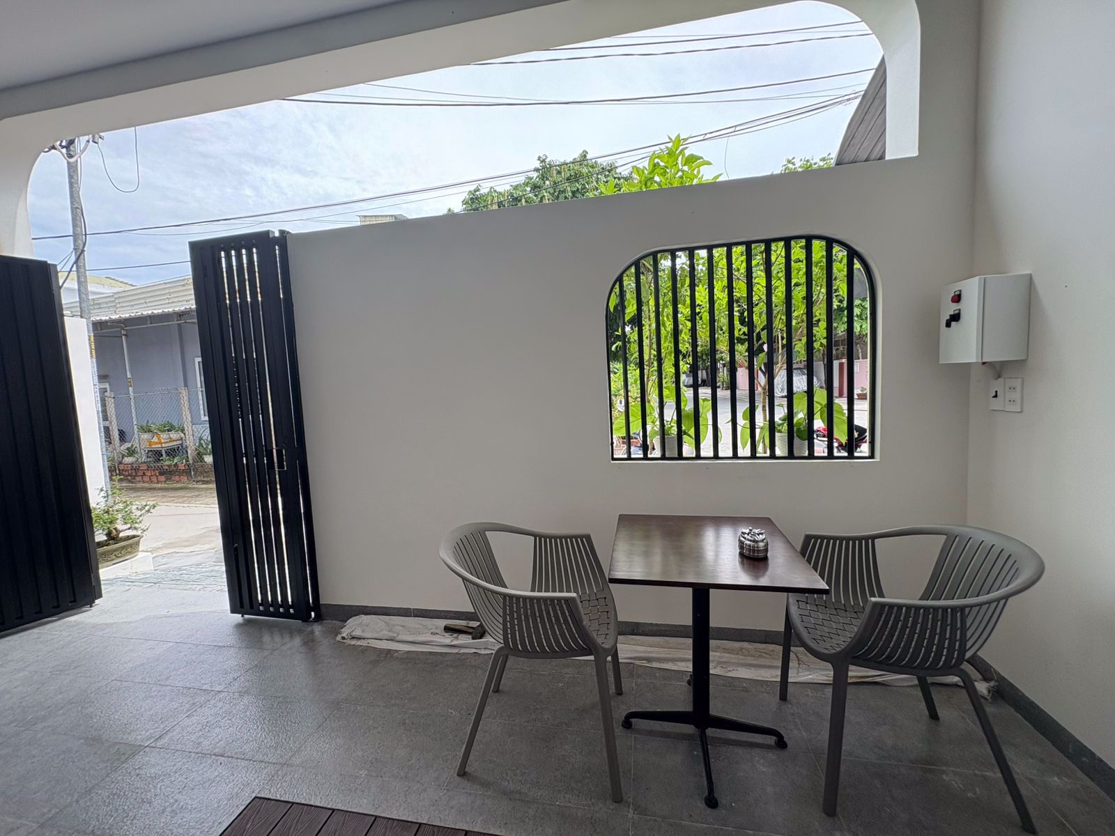 System.Collections.Generic.List`1[BluePillow.Application.SearchEngine.Dto.PhotoDto]?.ElementAt(1)?.Caption