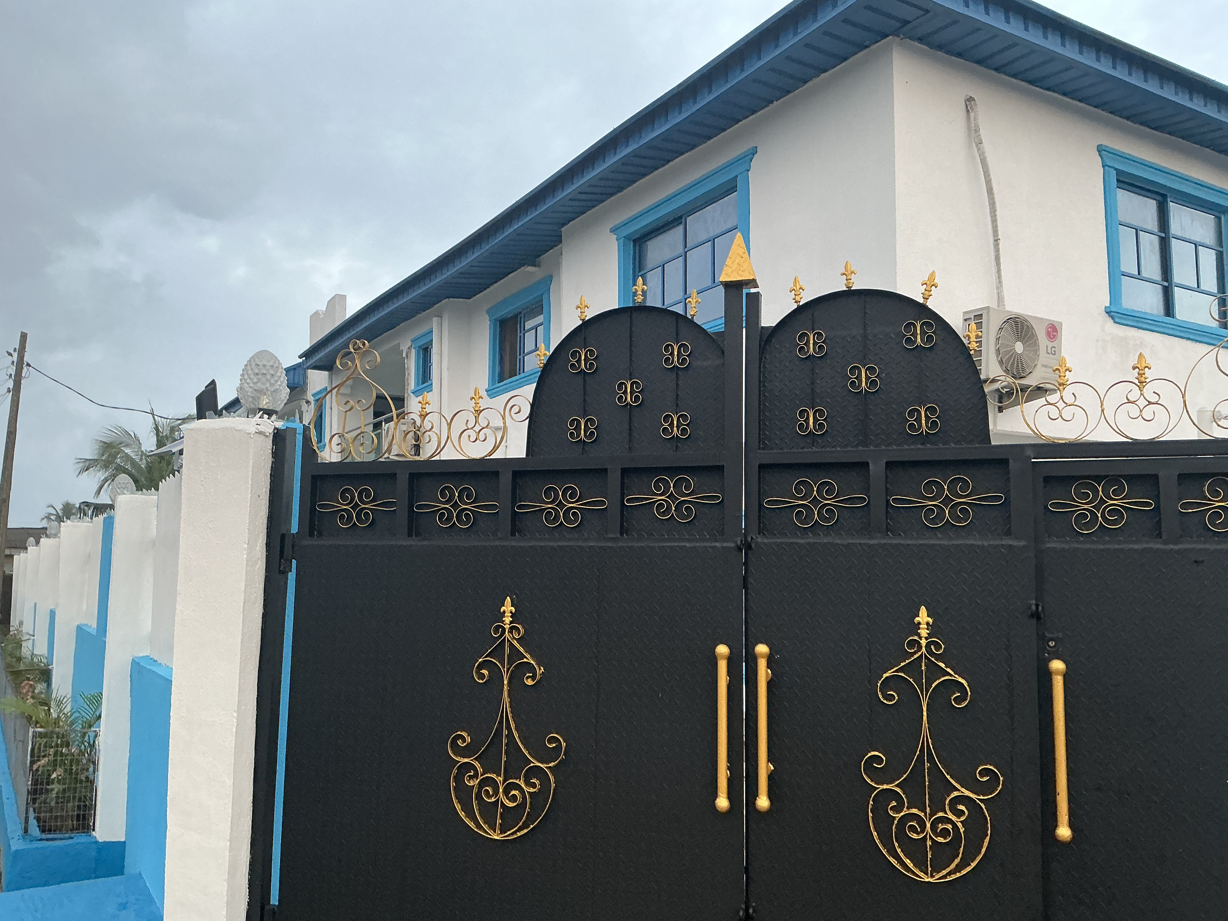 System.Collections.Generic.List`1[BluePillow.Application.SearchEngine.Dto.PhotoDto]?.ElementAt(1)?.Caption