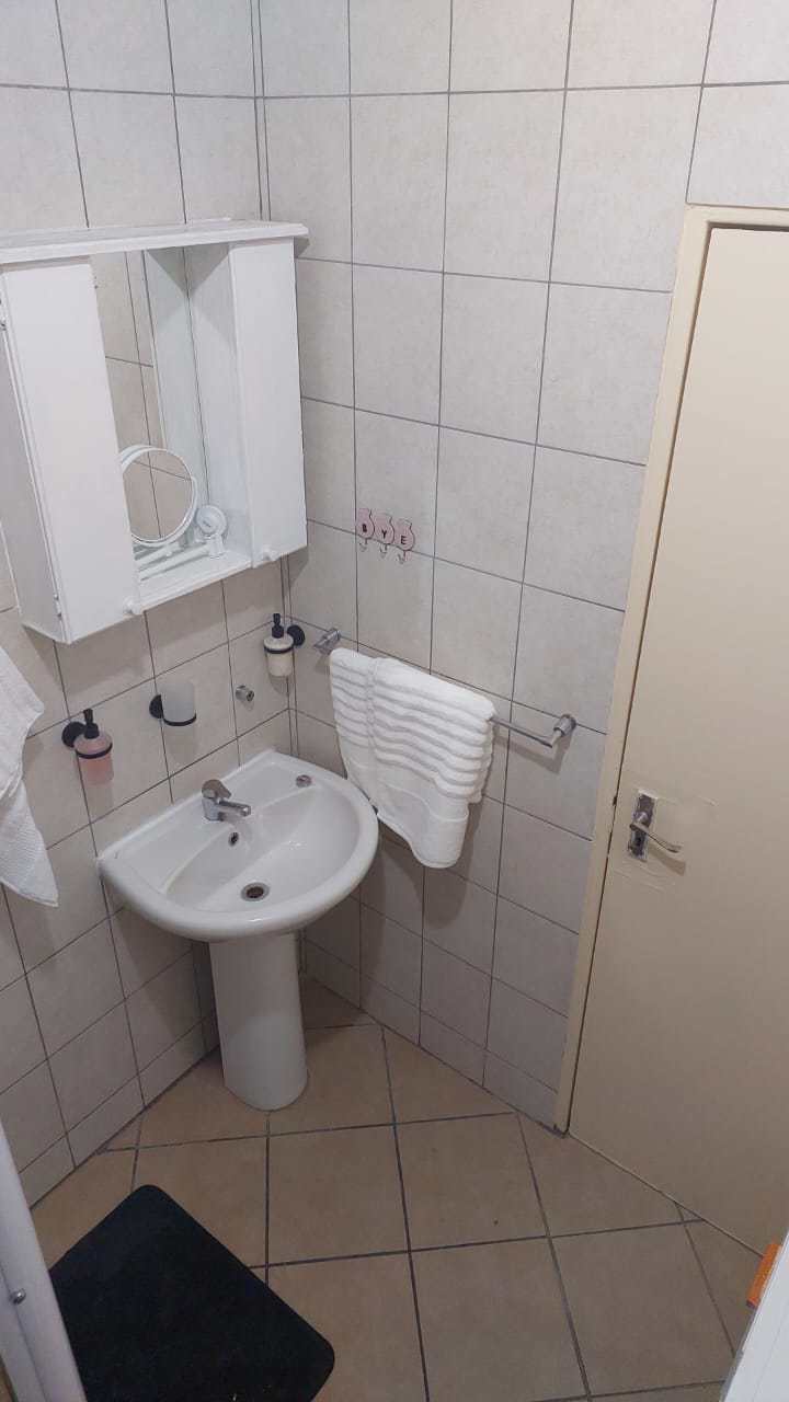 System.Collections.Generic.List`1[BluePillow.Application.SearchEngine.Dto.PhotoDto]?.ElementAt(3)?.Caption