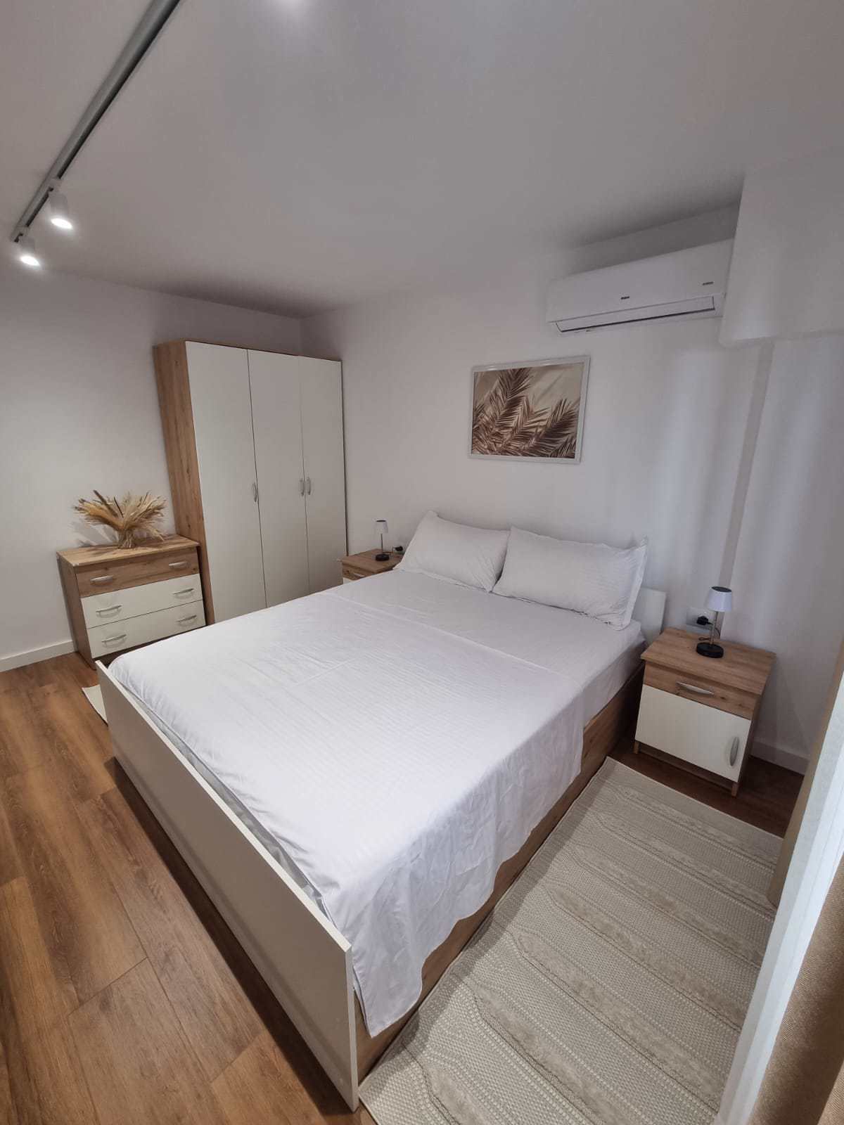 System.Collections.Generic.List`1[BluePillow.Application.SearchEngine.Dto.PhotoDto]?.ElementAt(1)?.Caption