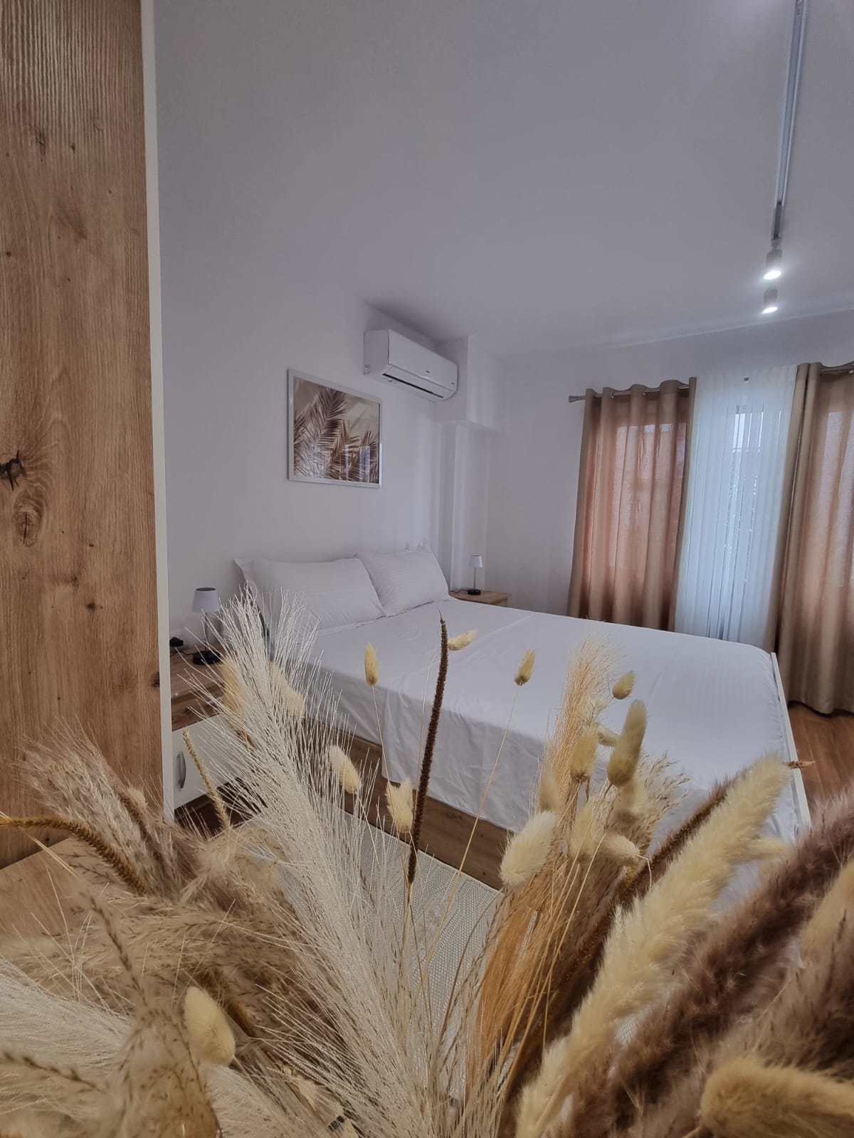 System.Collections.Generic.List`1[BluePillow.Application.SearchEngine.Dto.PhotoDto]?.ElementAt(0)?.Caption