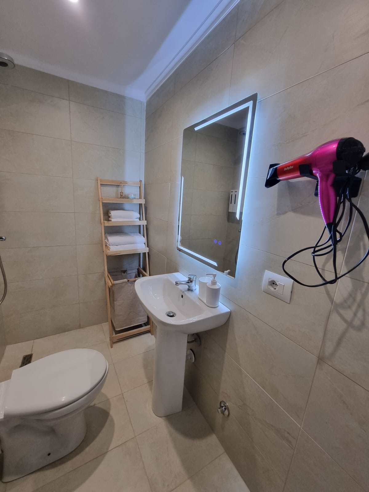 System.Collections.Generic.List`1[BluePillow.Application.SearchEngine.Dto.PhotoDto]?.ElementAt(2)?.Caption