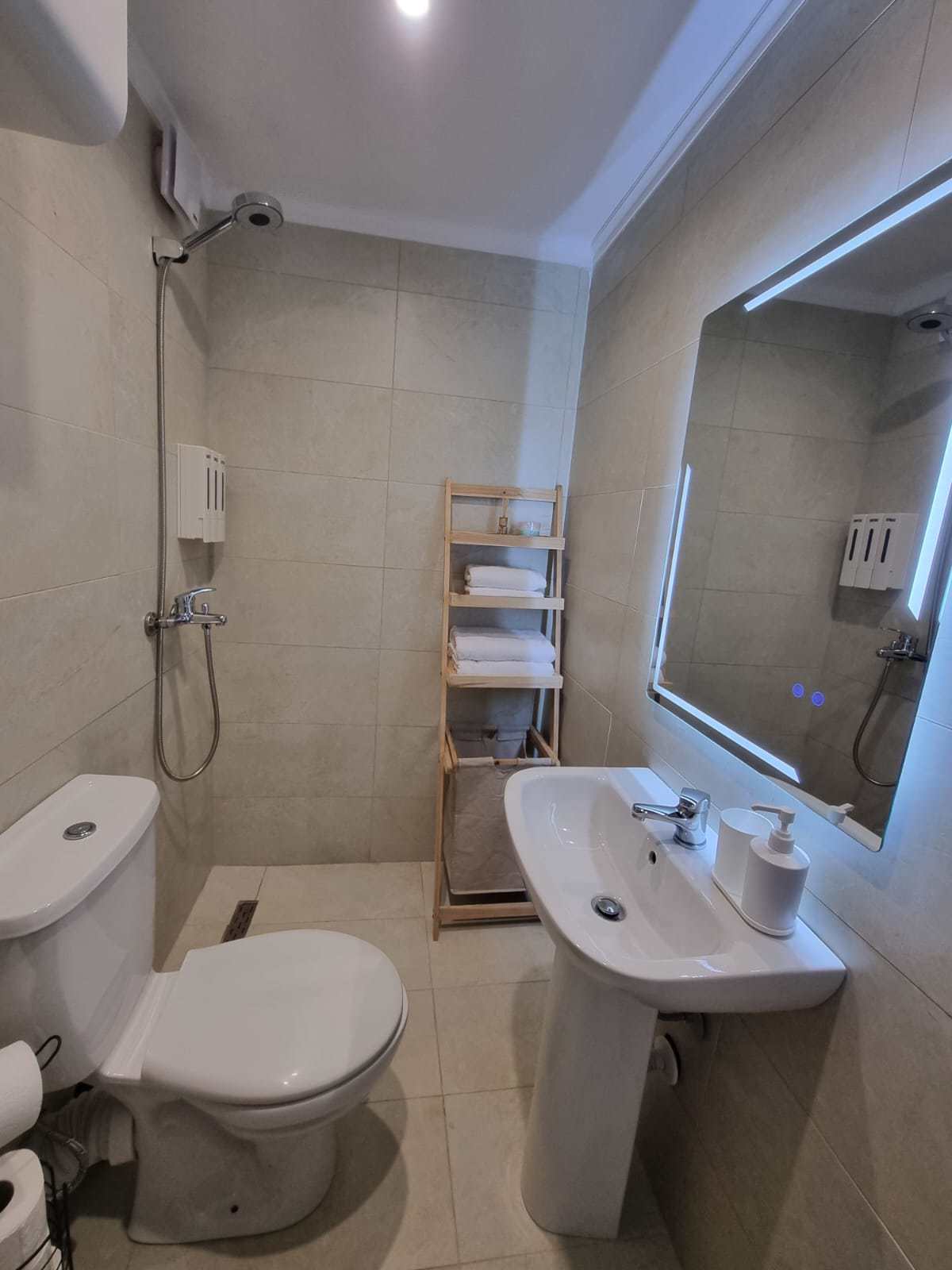 System.Collections.Generic.List`1[BluePillow.Application.SearchEngine.Dto.PhotoDto]?.ElementAt(3)?.Caption