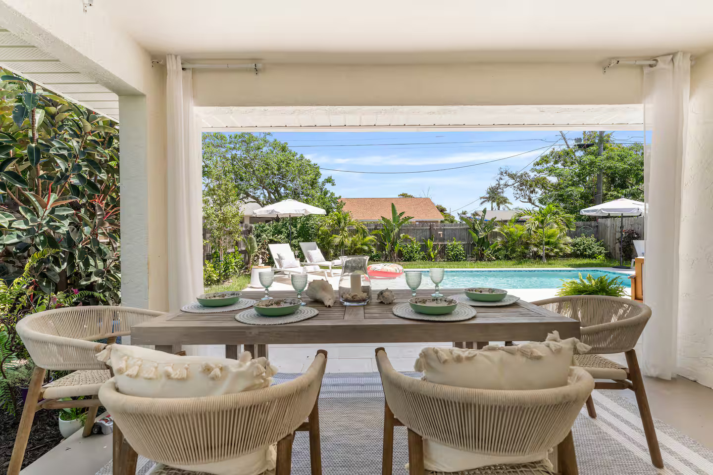 System.Collections.Generic.List`1[BluePillow.Application.SearchEngine.Dto.PhotoDto]?.ElementAt(0)?.Caption