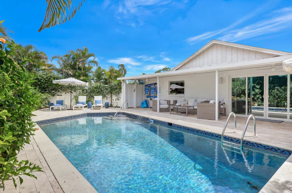 System.Collections.Generic.List`1[BluePillow.Application.SearchEngine.Dto.PhotoDto]?.ElementAt(0)?.Caption